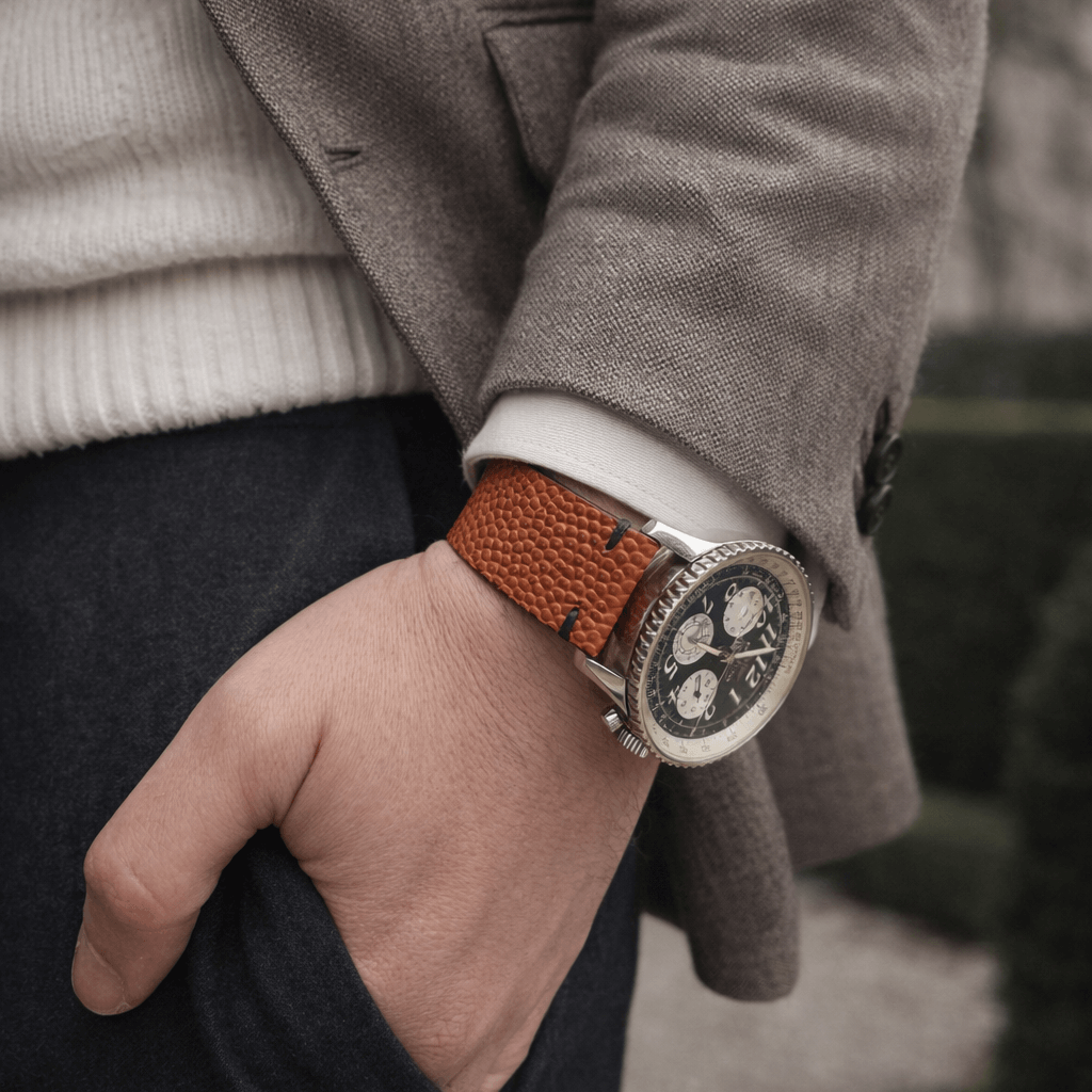 Courtside – Uhrenarmband Handgefertigt aus original Horween Basketballleder an einer Breitling Navitimer Uhr, getragen am Handgelenk.