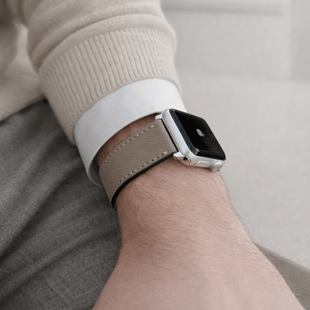 Beiges Apple Watch Lederarmband Wasserfest | Nautilus am Handgelenk, modernes Design aus deutschem Rindleder, ideal für Sport und Alltag.