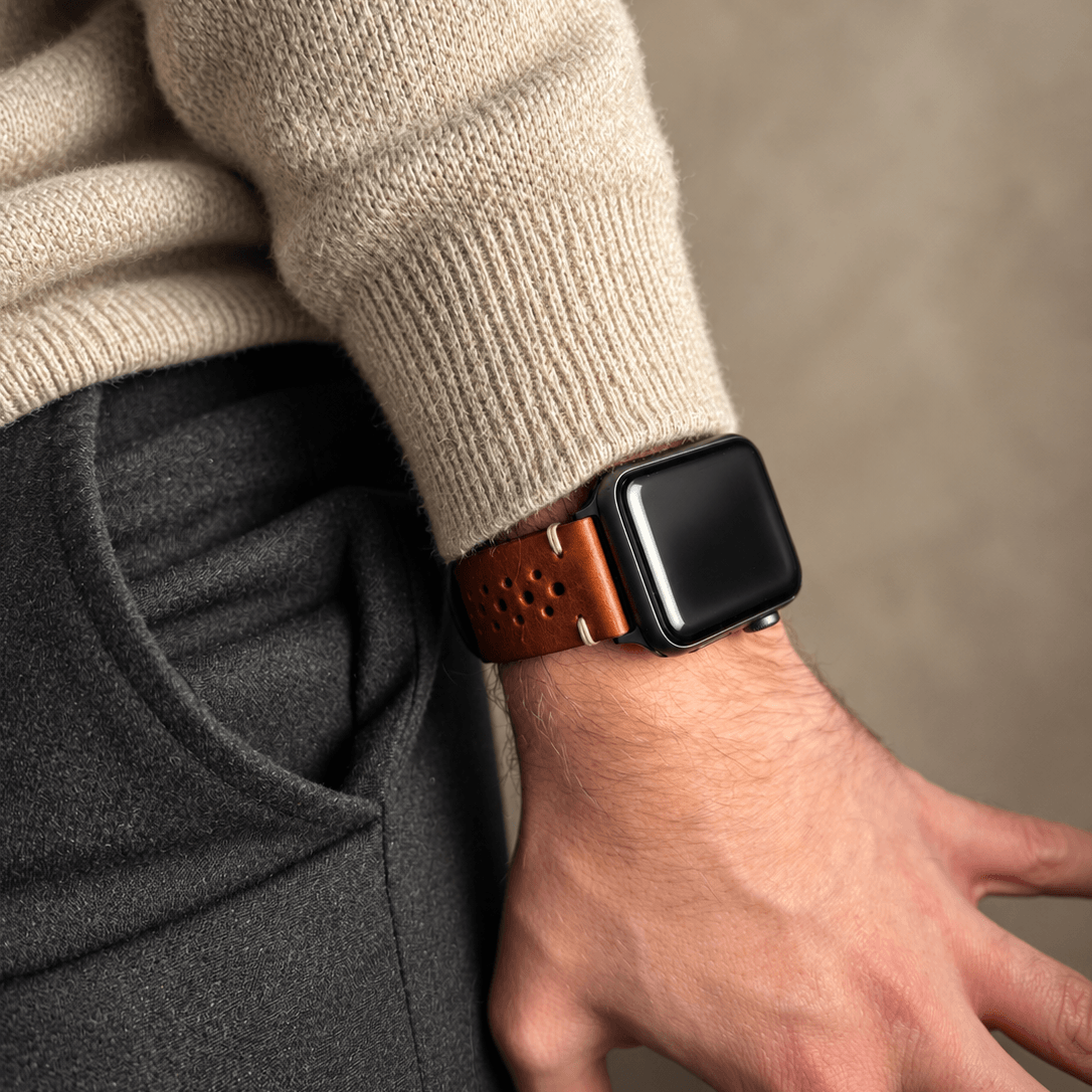 Rallye Lederband für Apple Watch – Hellbraun am Handgelenk eines Mannes in beigem Pullover.