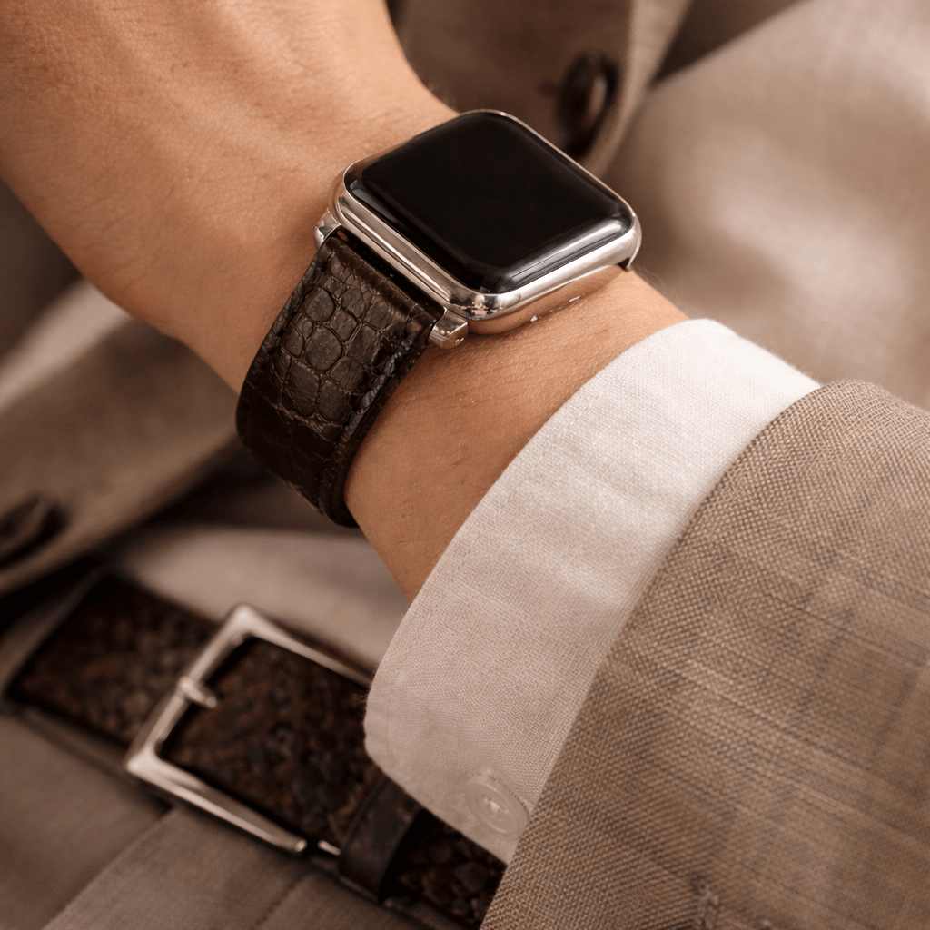 Dunkelbraunes Apple Watch Armband Echt Alligator am Handgelenk, aus nachhaltigem Alligatorleder, klassisch-elegantes Design.