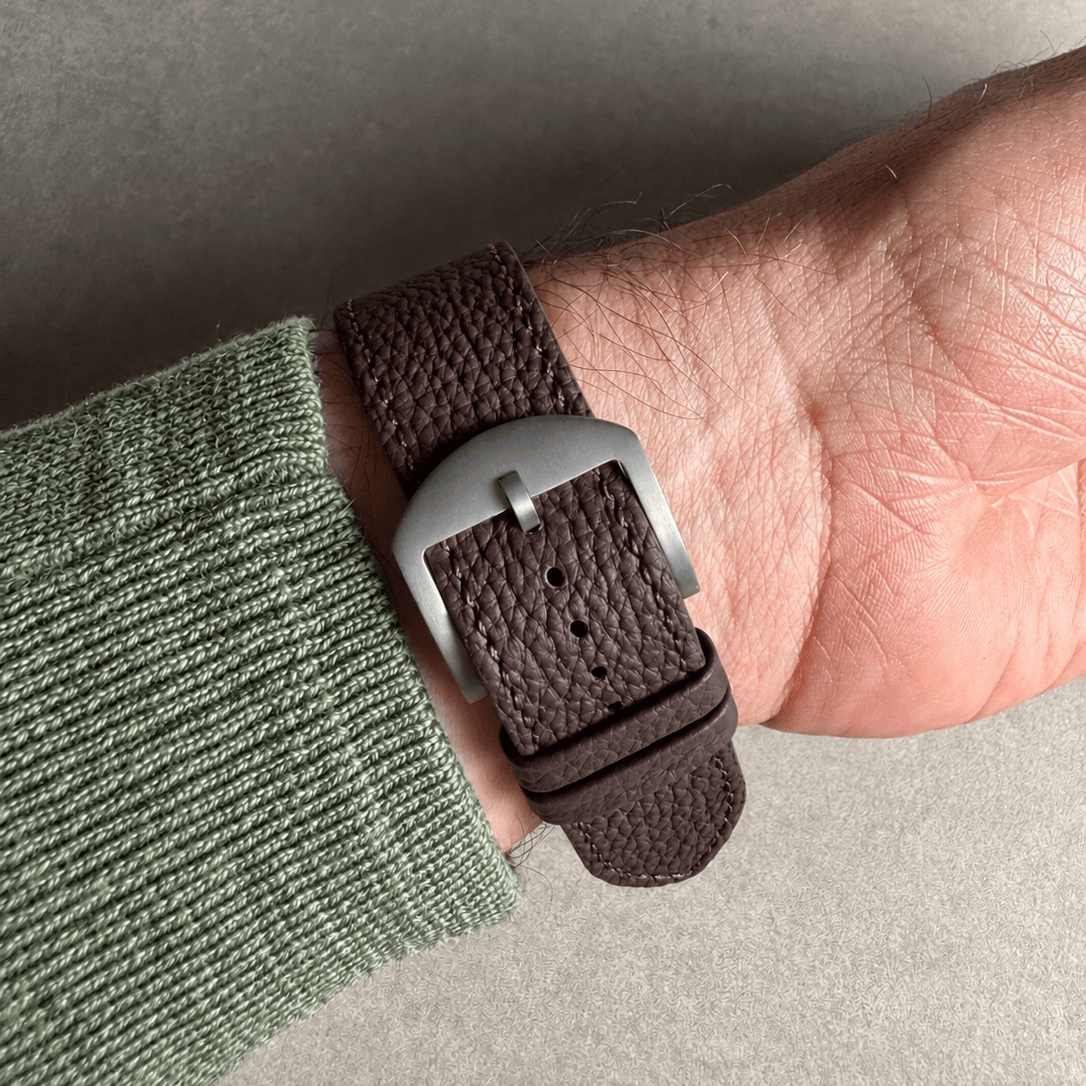 Dunkelbraunes Lederarmband für Apple Watch aus Togoleder am Handgelenk mit silberner Schnalle.