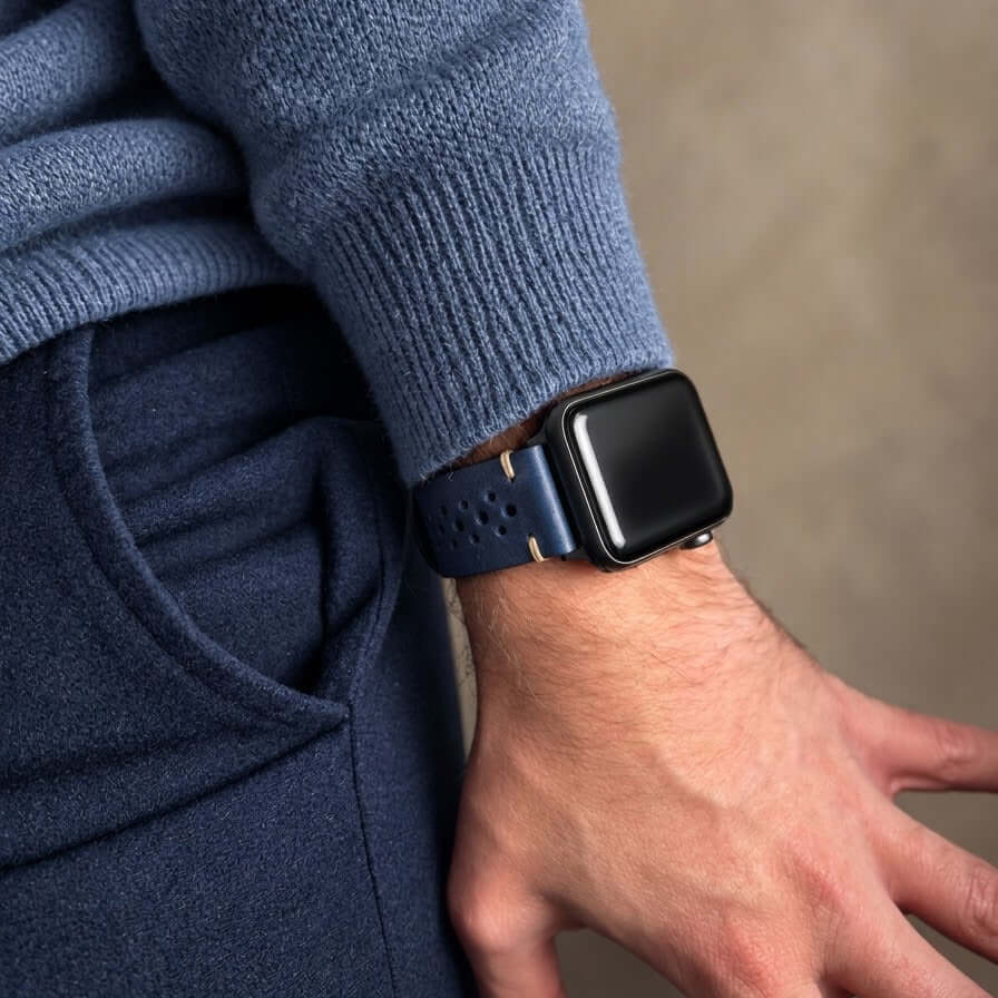 Rallye Lederband für Apple Watch – Blau an einem Handgelenk, kombiniert mit sportlicher Kleidung.
