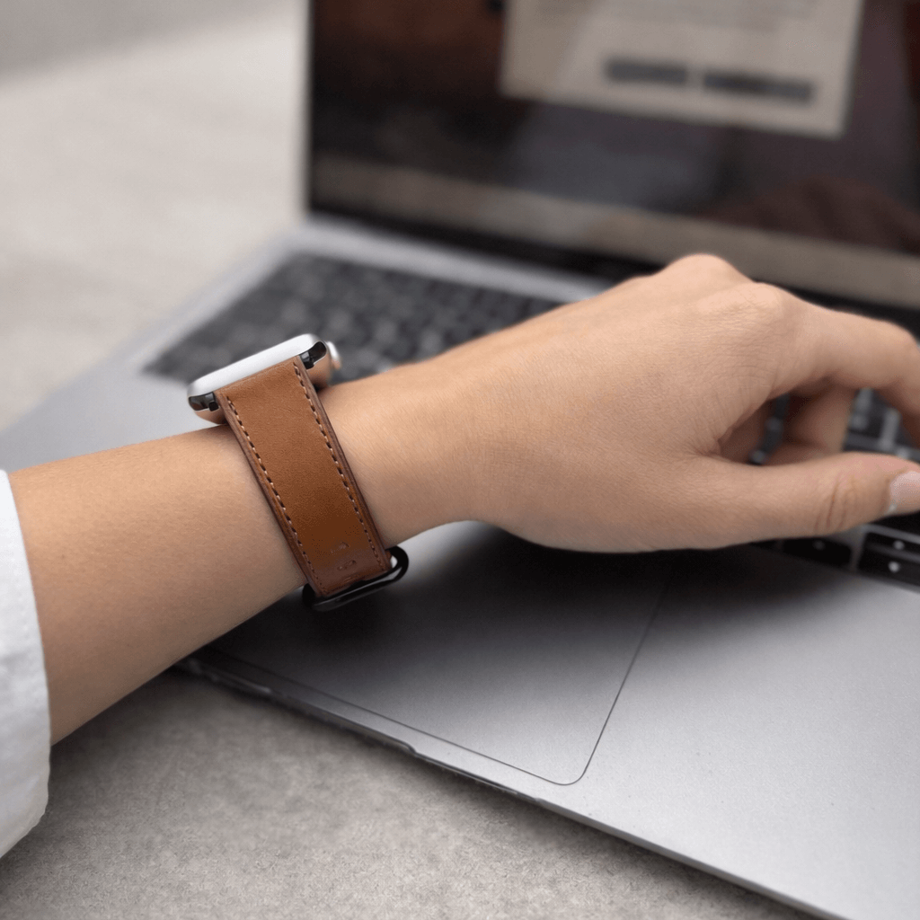 Sattelbraunes Apple Watch Armband Leder - Bidart an einem Handgelenk, ausgebildet aus hochwertigem Barenia Leder, zeigt handwerkliche Präzision