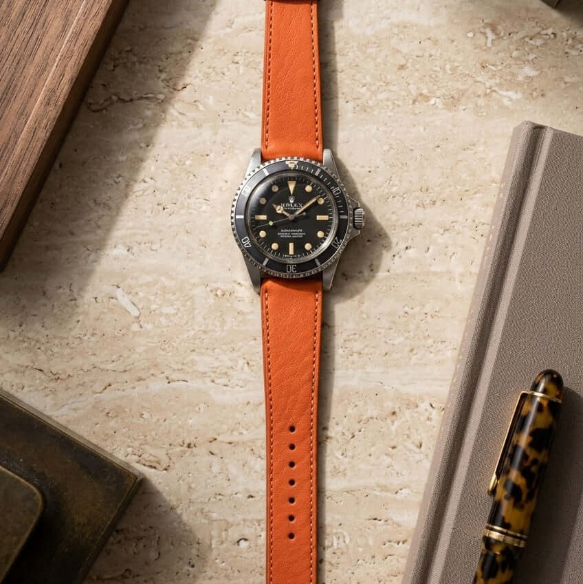 Swift – Uhrenarmband aus italienischem Swift Leder an einer Armbanduhr auf einem eleganten Tisch.