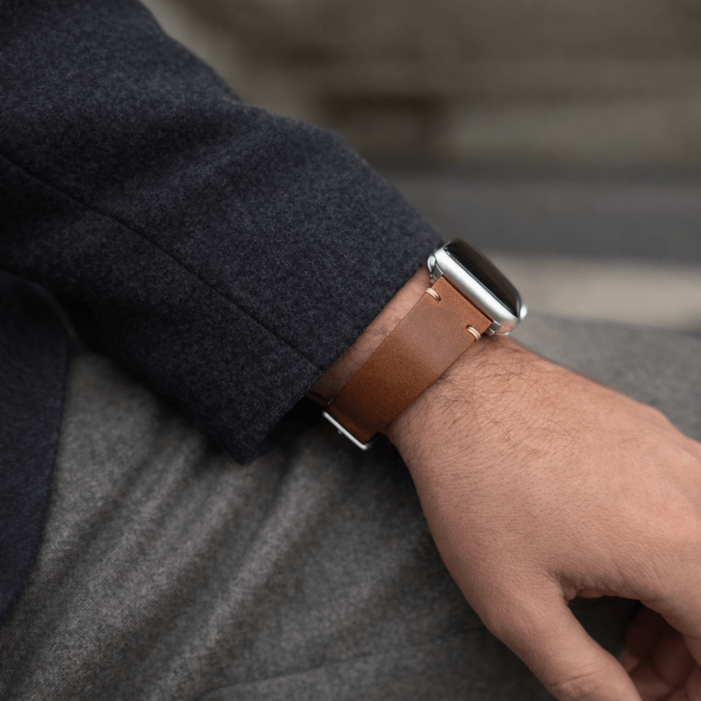 Hunter Apple Watch Armband Leder Hellbraun am Handgelenk, hochwertiges vegetabil gegerbtes Leder, elegant und alltagstauglich.