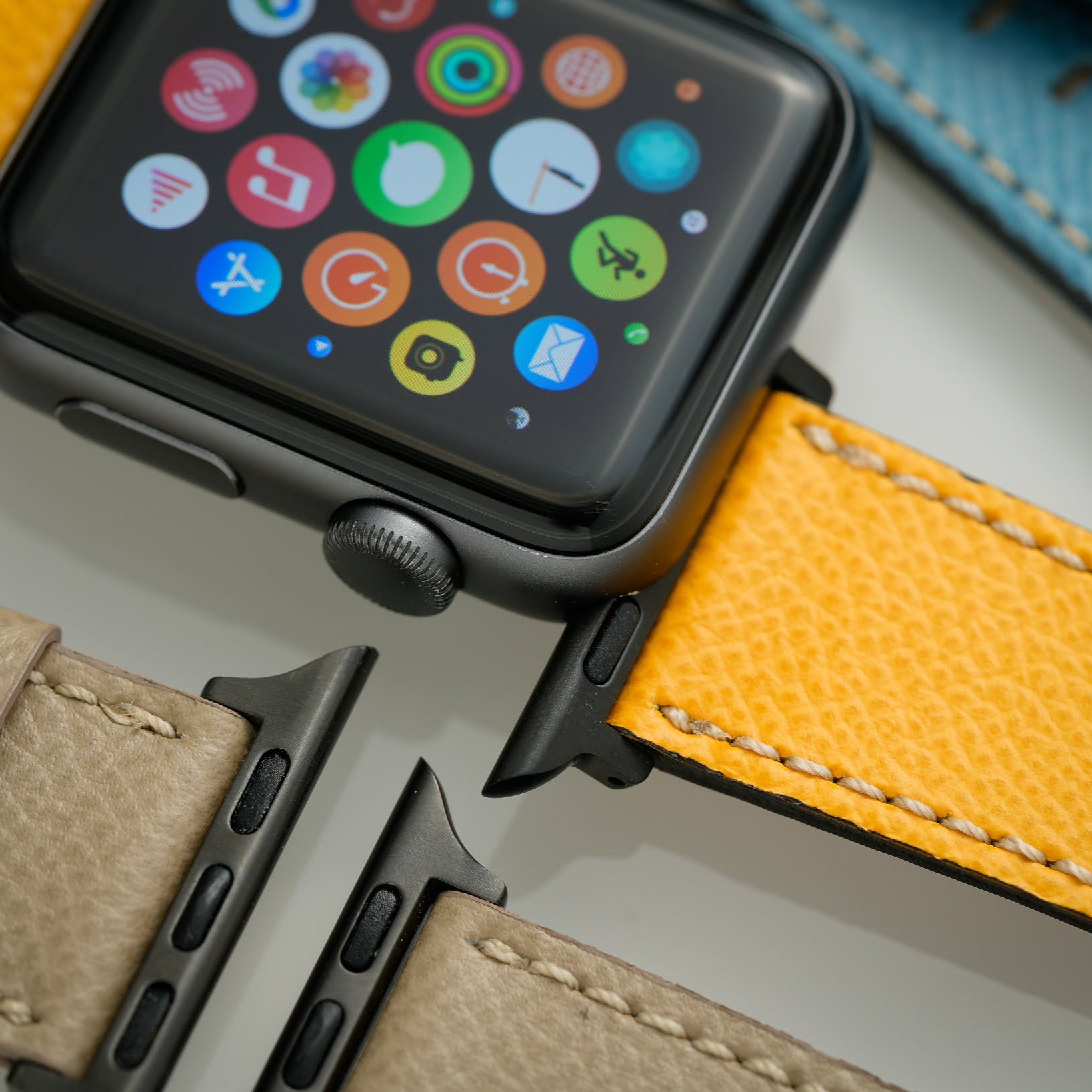 Apple Watch mit luxuriösem gelbem Lederarmband aus hochwertigem Epsom Kalbleder, hergestellt in Deutschland, elegant und strapazierfähig.