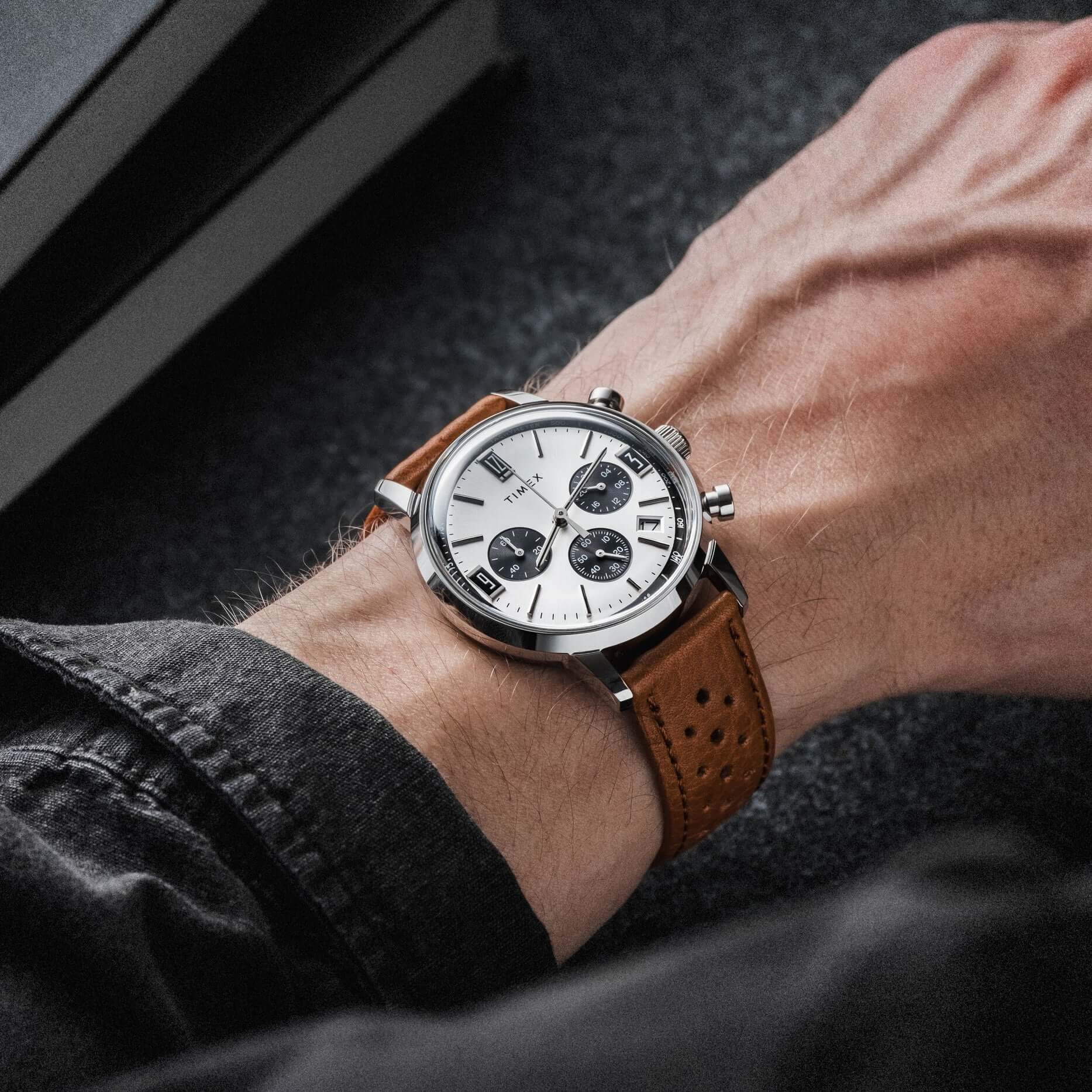 Monza – Uhrenarmband aus Leder im Racing-Stil mit Lochung an einer Herrenuhr getragen, im Motorsport-Design, klassisch und sportlich-elegant.