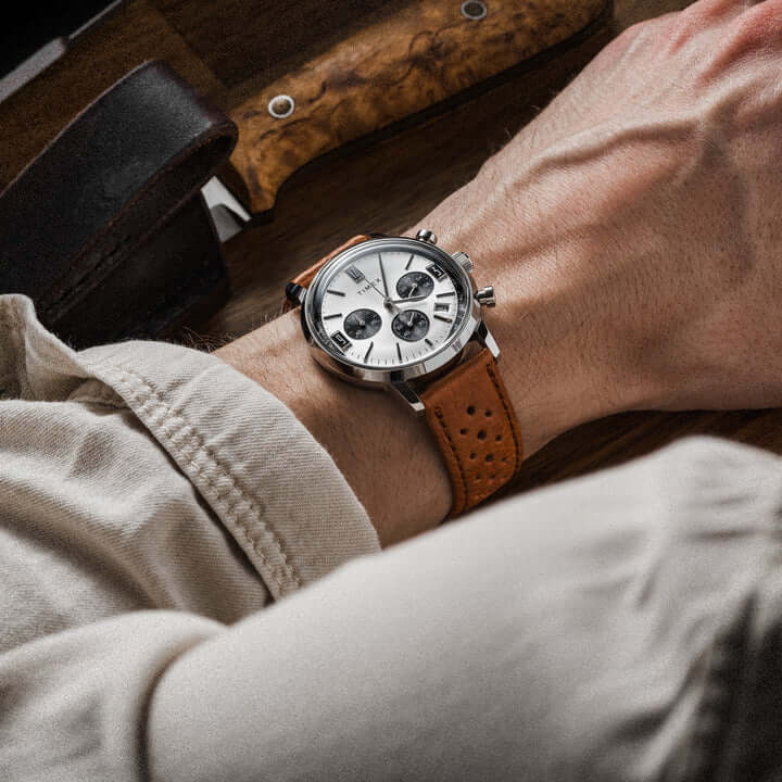 Monza – Uhrenarmband aus Leder im Racing-Stil mit Lochung, handgefertigt aus spanischem Rindleder, getragen an einem Handgelenk