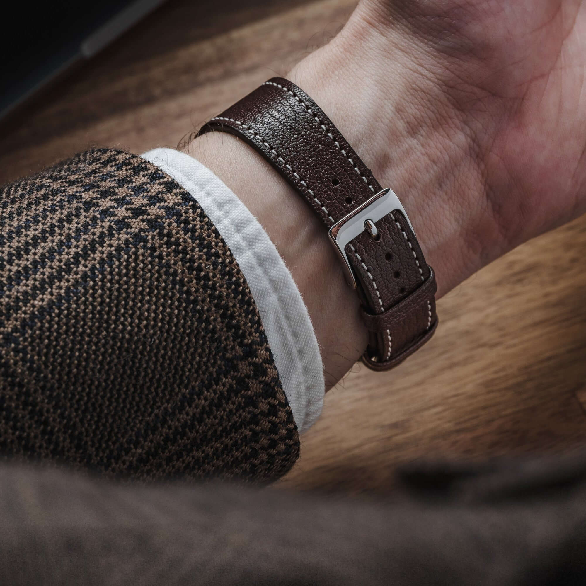 close-up des Biarritz – Uhrenarmband aus französischem Ziegenleder am Handgelenk, edles Design und handgefertigt in Frankreich