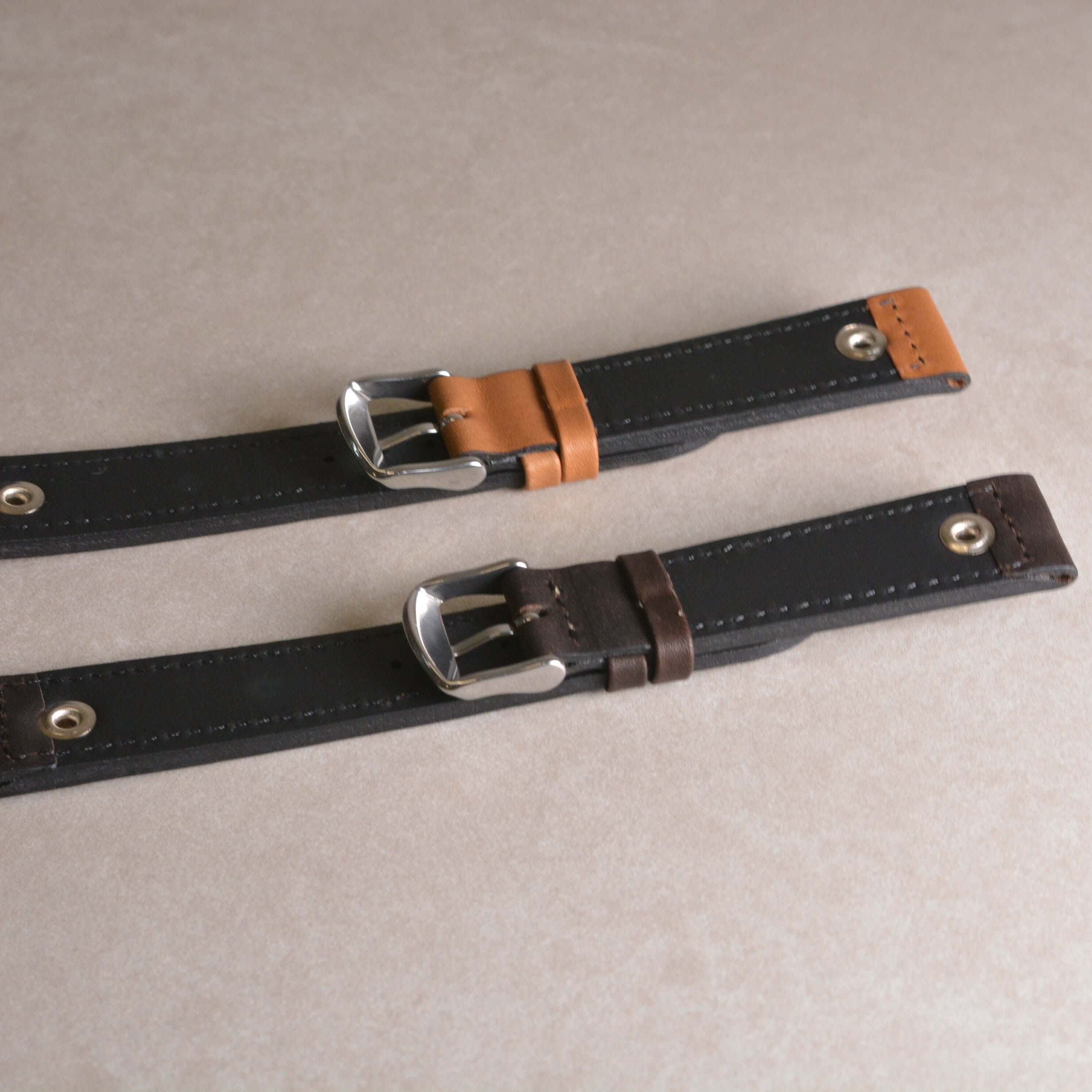 IronWing – Nietenarmband aus Perlinger-Sattelleder, handgefertigt in Deutschland, mit Sattelleder aus Furth im Wald, zwei Varianten.