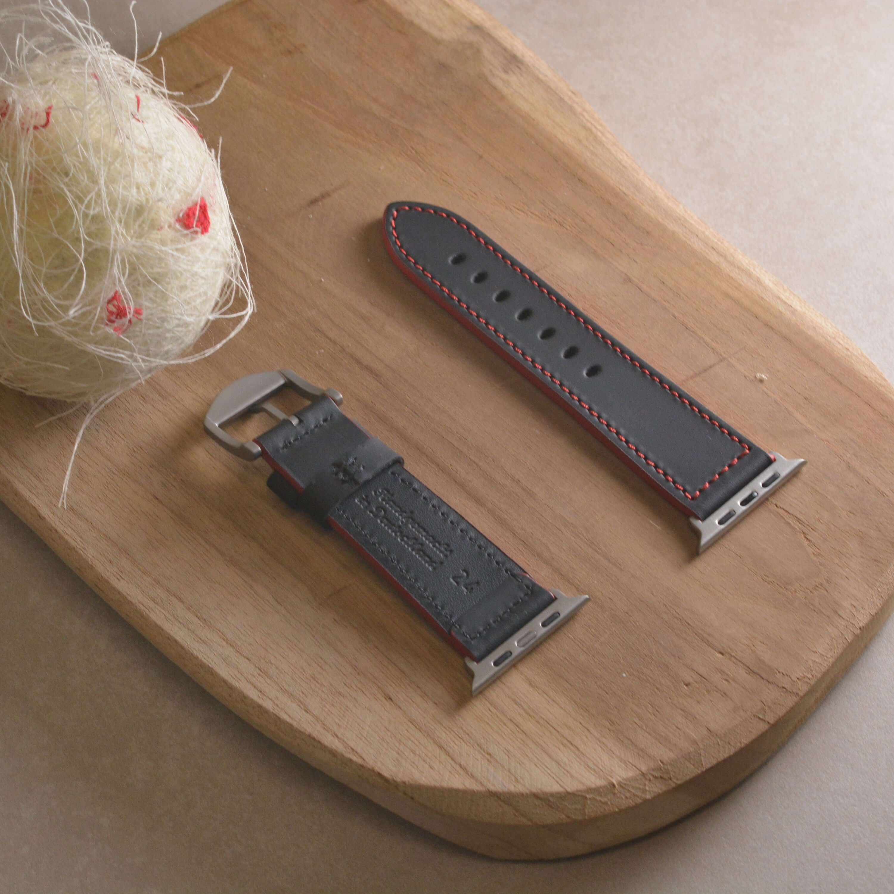 Das Apex – Apple Watch Armband aus schwarzem Motorsport-Kalbleder, inspiriert vom Porsche 911 GT3 RS, mit roten Kontrastnähten.