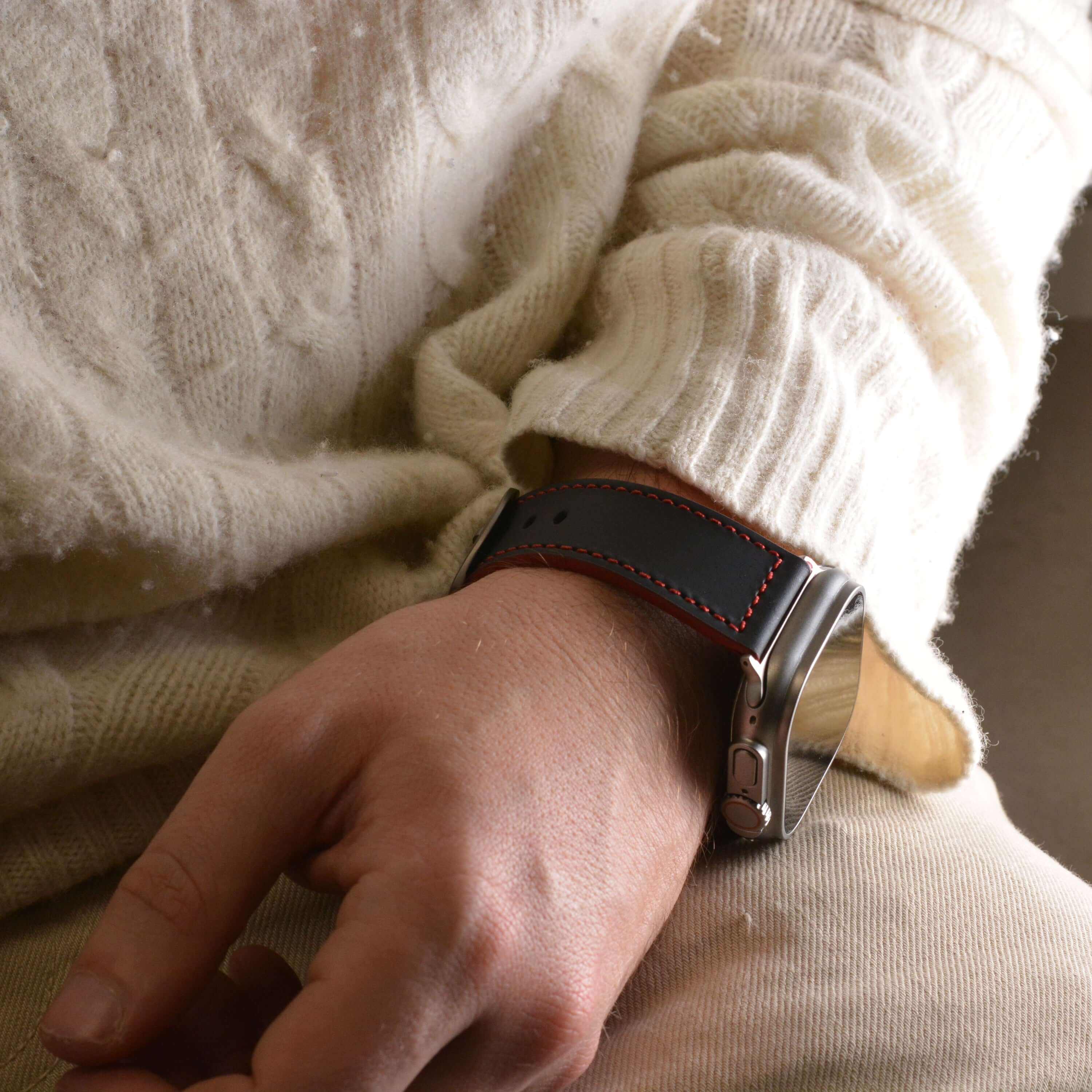 Das Apex – Apple Watch Armband aus schwarzem Motorsport-Kalbleder mit roten Kontrastnähten, inspiriert vom Porsche 911 GT3 RS.