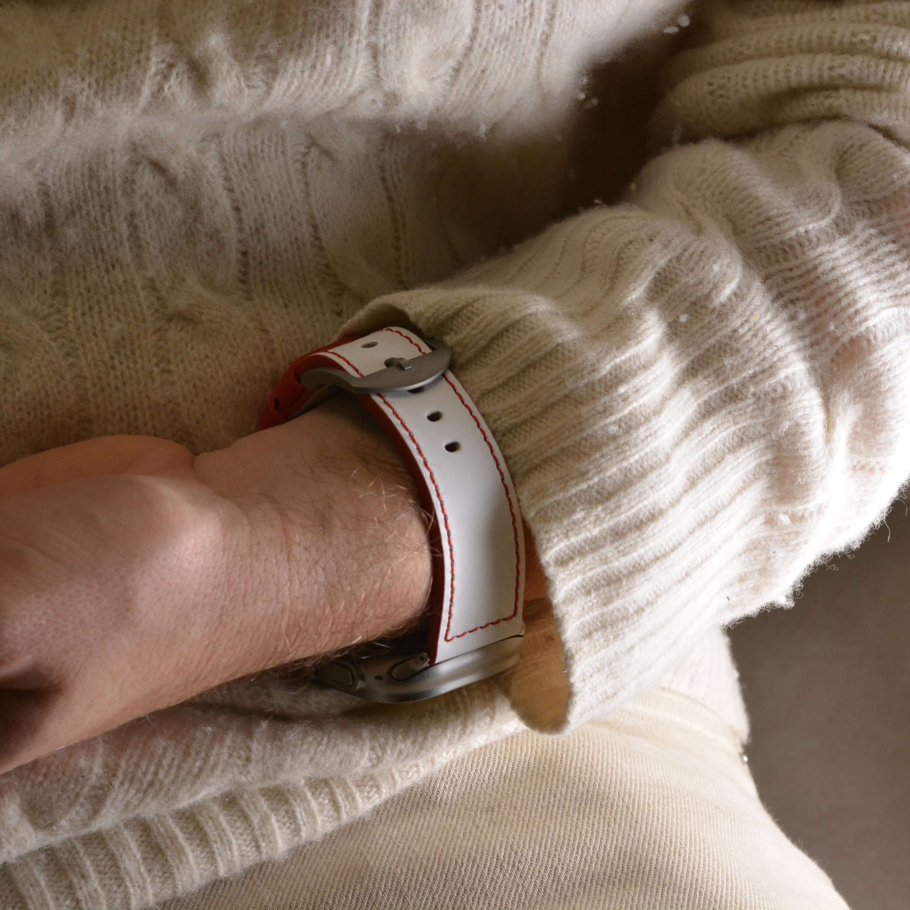 Das Sandlot – Weißes Baseball-Leder Apple Watch Band am Handgelenk, inspiriert von Baseball-Textur und Echtleder-Handwerk