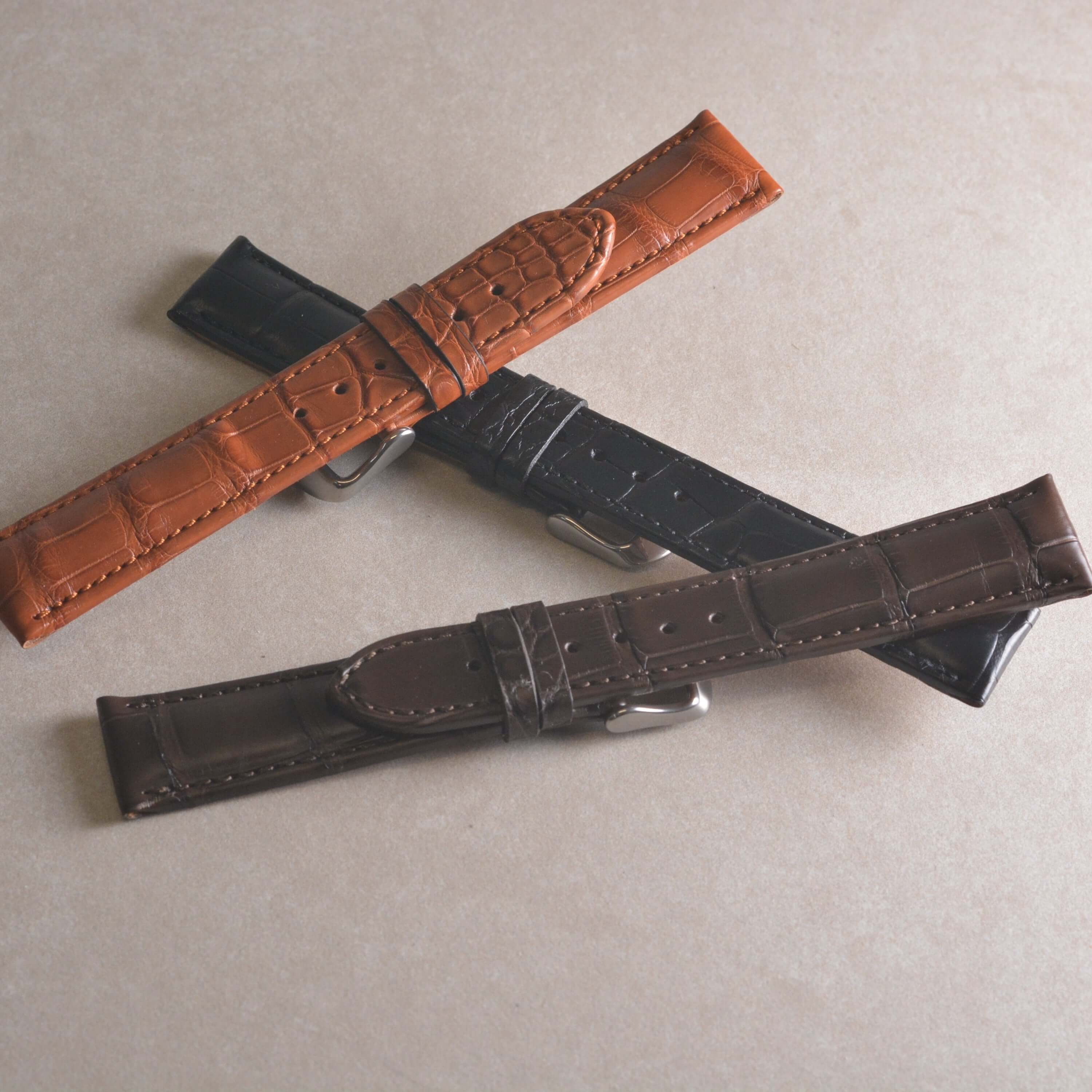 Full Cut bombiert – Armband aus vollflächigem Louisiana-Alligatorleder, hochwertige Lederarmbänder in verschiedenen Farben gestapelt