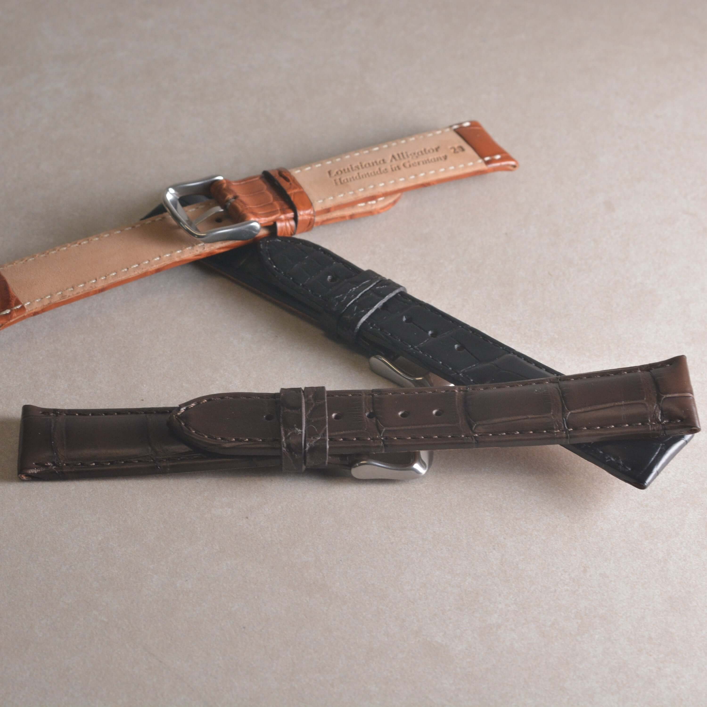 Full Cut bombiert – Armband aus vollflächigem Louisiana-Alligatorleder, verschiedene Farben auf beige Hintergrund