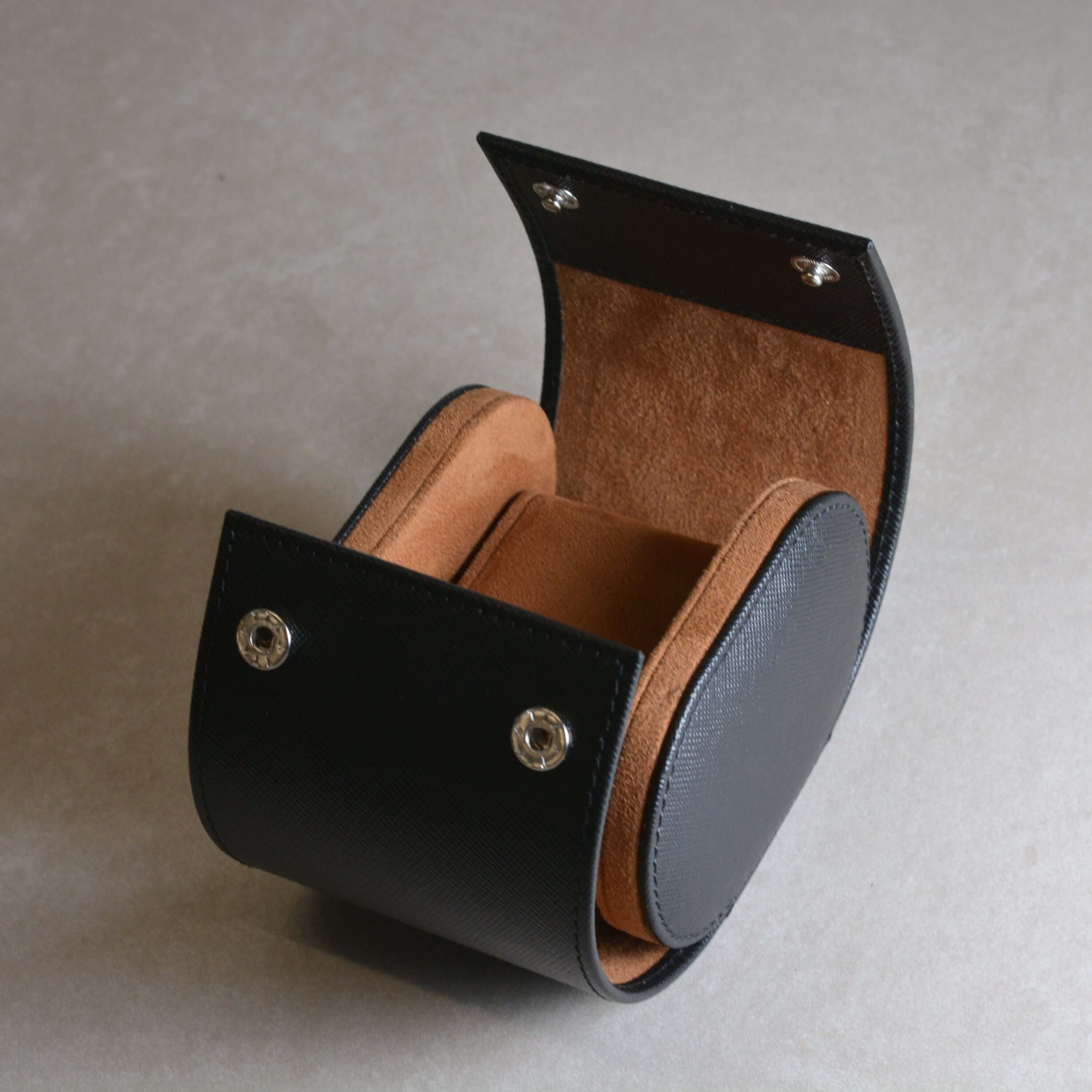Uhrenrolle für eine Uhr Origin – Hochwertiges italienisches Saffianoleder in elegantem schwarz mit innenliegendem Leder.