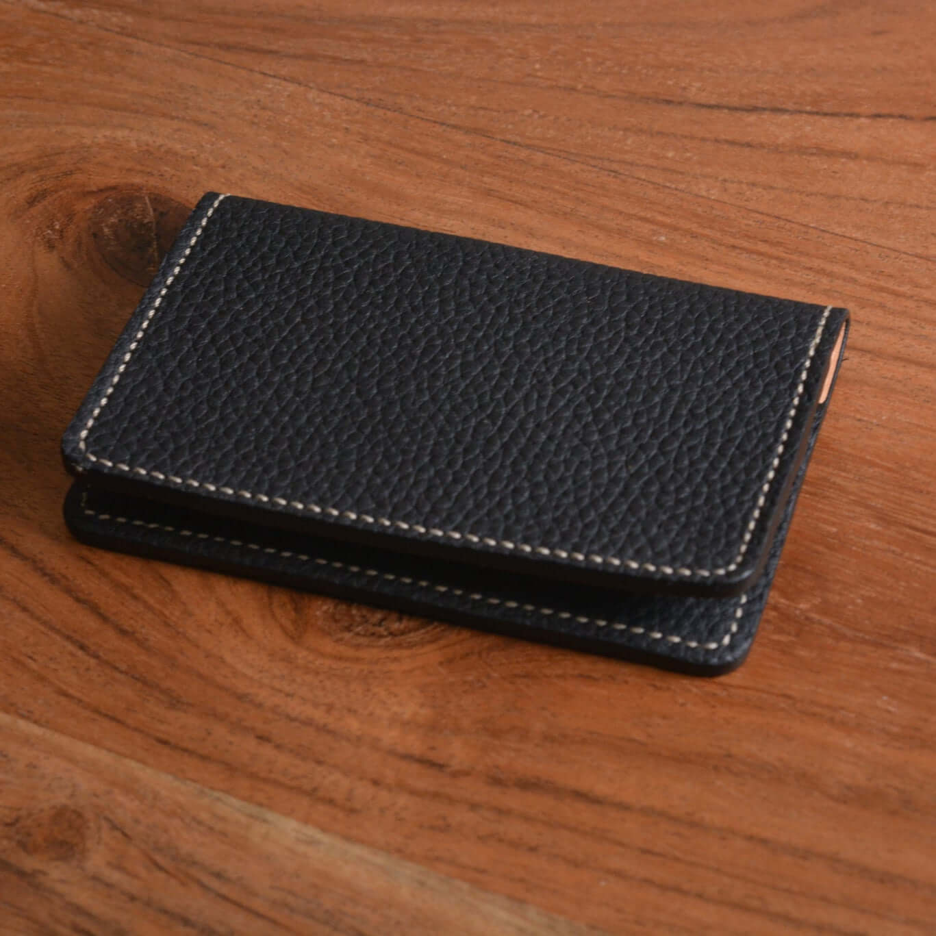Luxuriöses Kreditkarten Etui Leder Deauville aus handgefertigtem Togo-Leder auf Holztisch