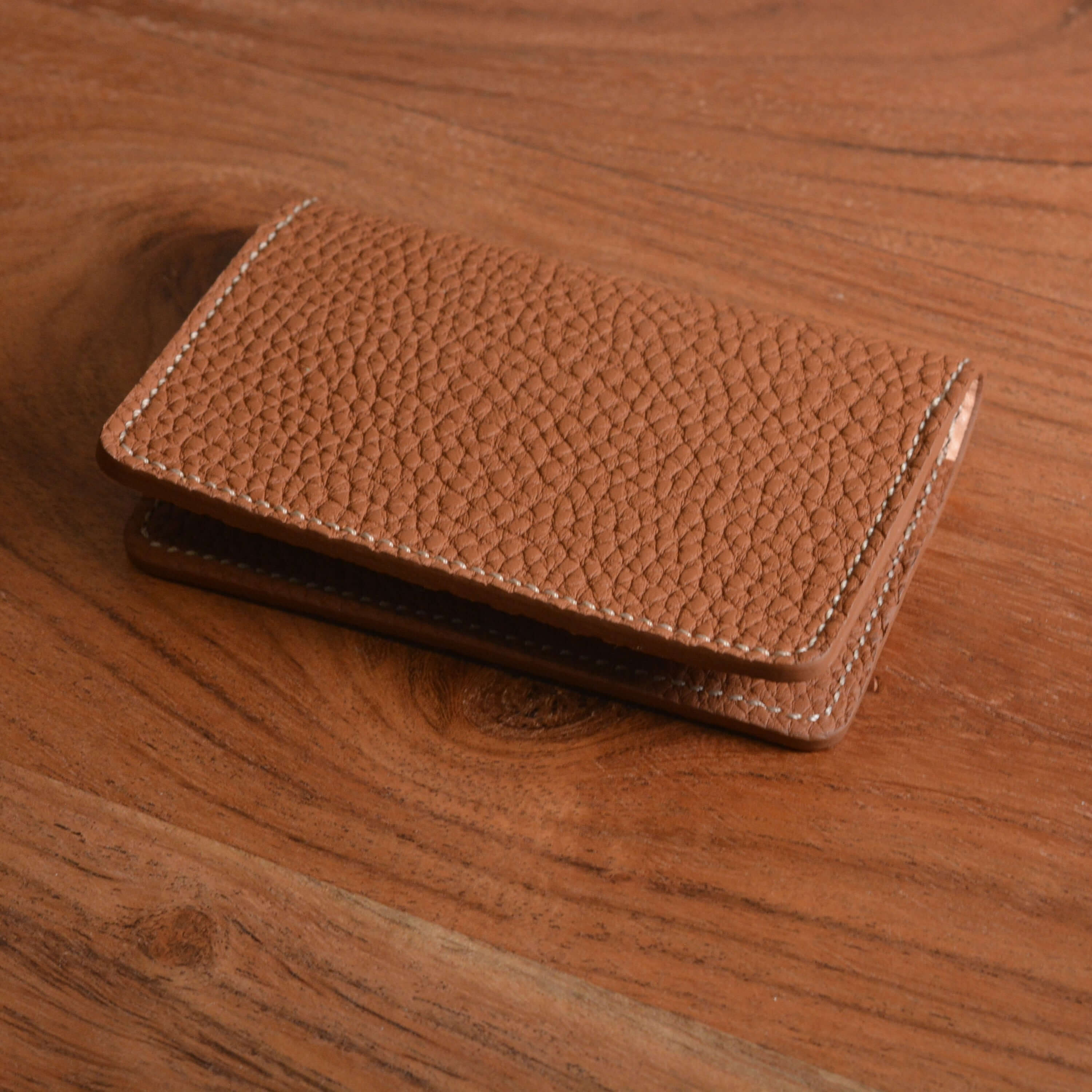 Luxuriöses Kreditkarten Etui Leder Deauville aus Togo-Leder, handgefertigt von Perlinger, auf hölzerner Oberfläche, elegant und funktional.