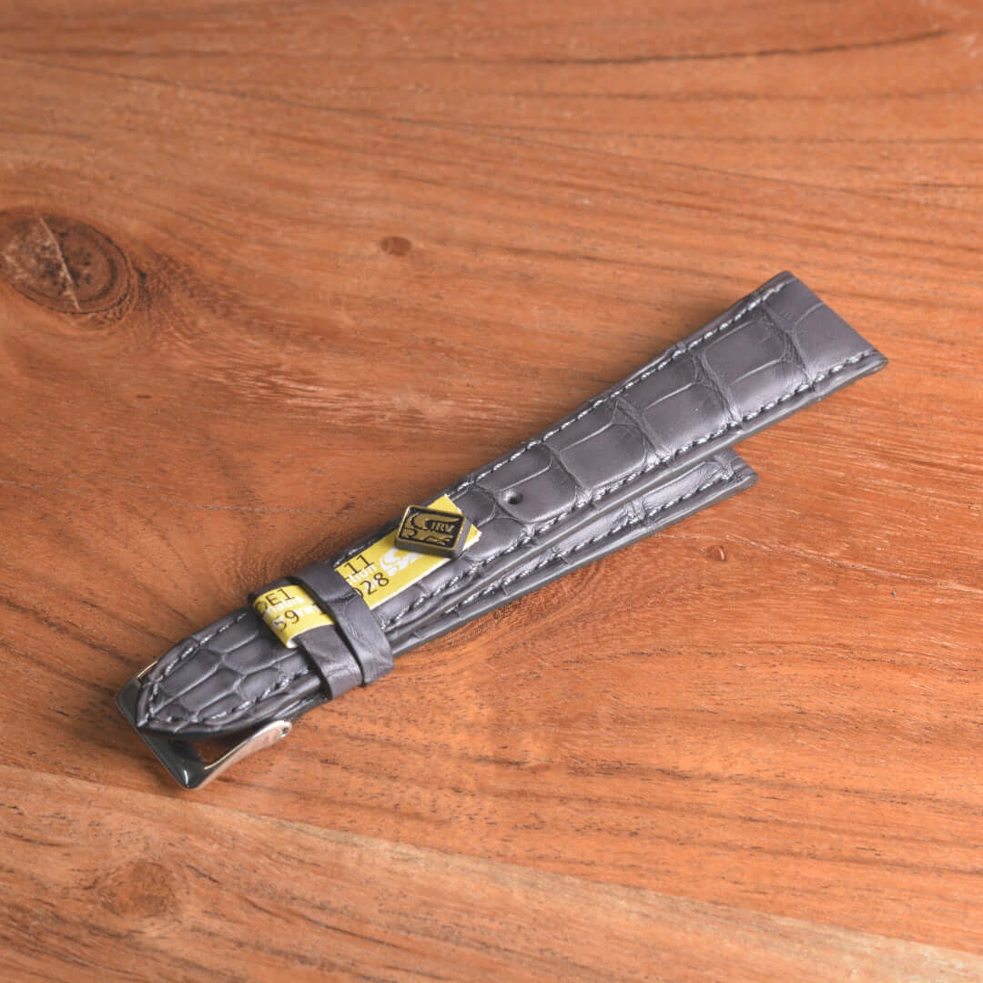 Louisiana Alligator mit echt FKM Kautschuk Unterleder Uhrenarmband, handgefertigt, Restposten, reduziert, 20/19 mm, grau, hölzerner Hintergrund