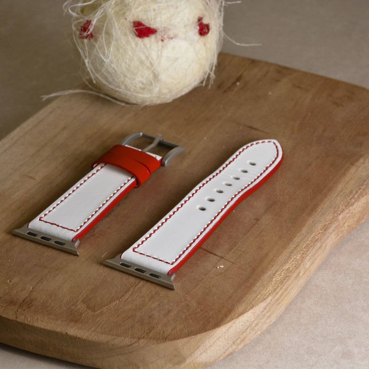 Das Sandlot – Weißes Baseball-Leder Apple Watch Band aus deutschem Kalbleder, inspiriert von Baseball-Textur und Haptik.