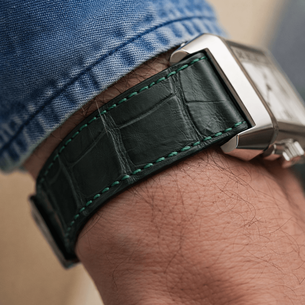 Full Cut – Armband aus vollflächigem Louisiana-Alligatorleder in Grün an einem Handgelenk.