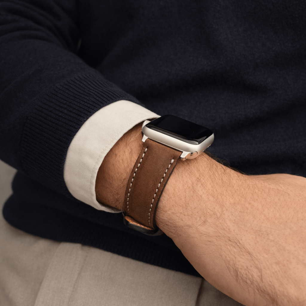 Apple Watch Lederarmband Casablanca – Dunkelbraun am Handgelenk, bietet klassischen und langlebigen Stil für Apple Watch Modelle Series 1-10.