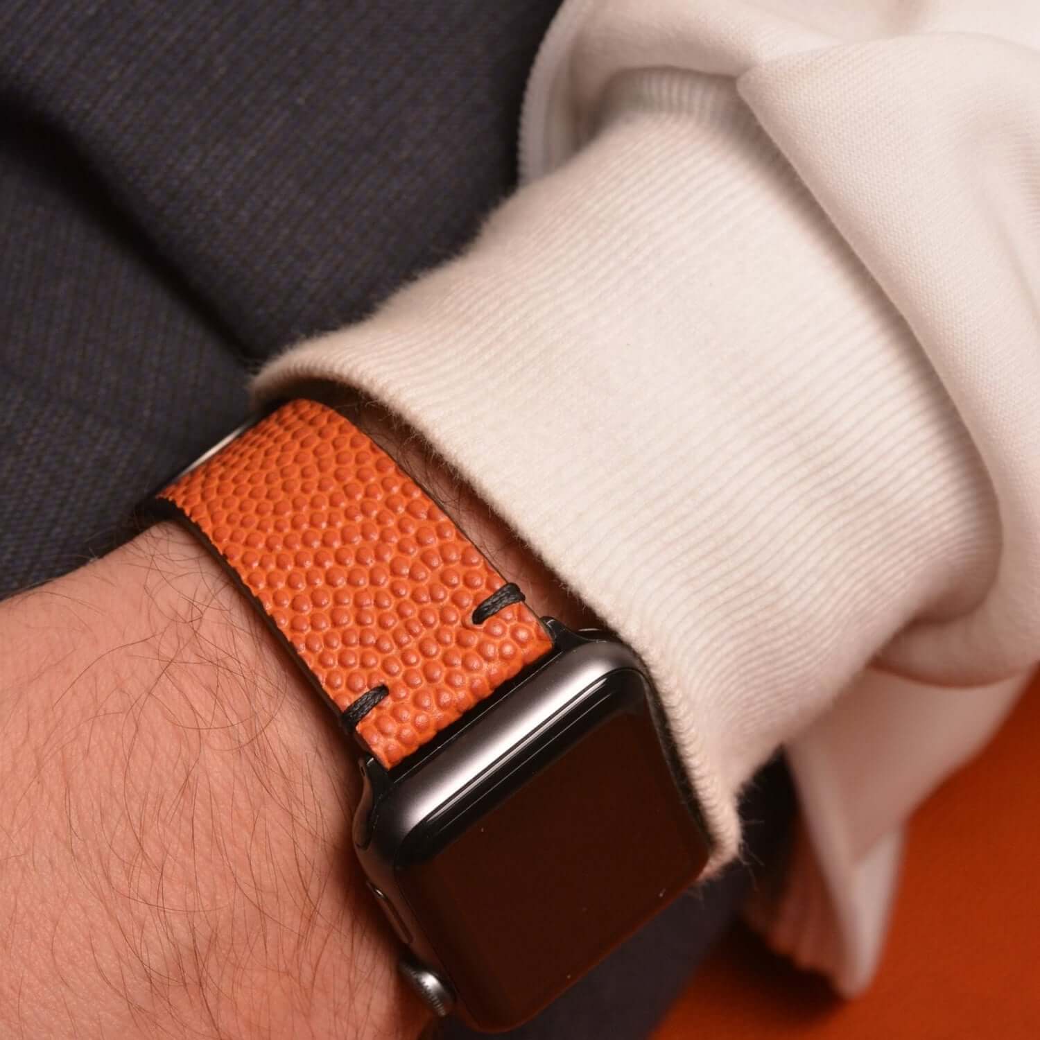 Apple Watch mit Courtside – Handgefertigt aus original Horween Basketballleder Armband, unverfälschtes Lederhandwerk.