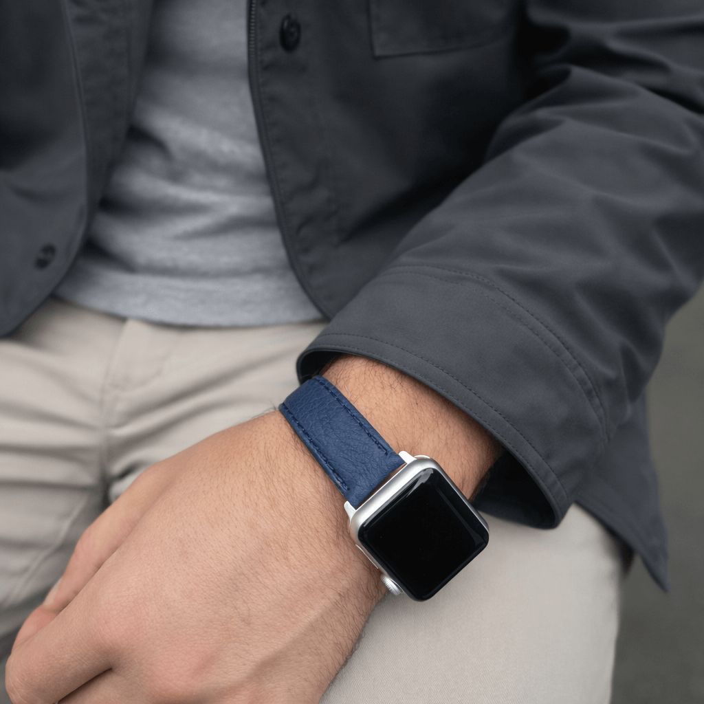 Apple Watch Stierlederarmband Torro Blau an einem Handgelenk, modernes und stilvolles Uhrarmband aus spanischem Stiernackenleder.