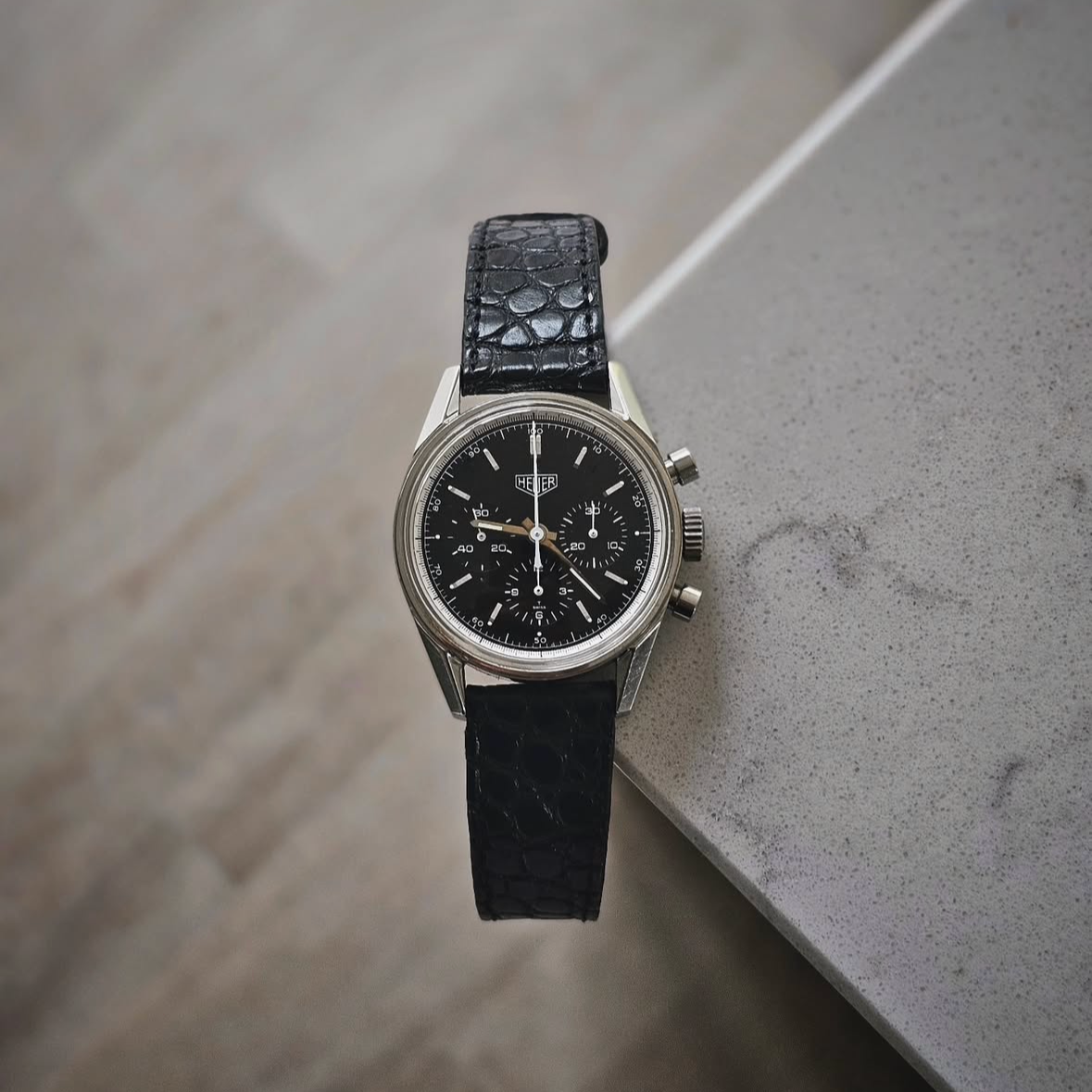 New Orleans Alligator Uhrenarmband on vintage watch, showcasing black iconic crocodile leather with elegance and sustainability for classic styles.