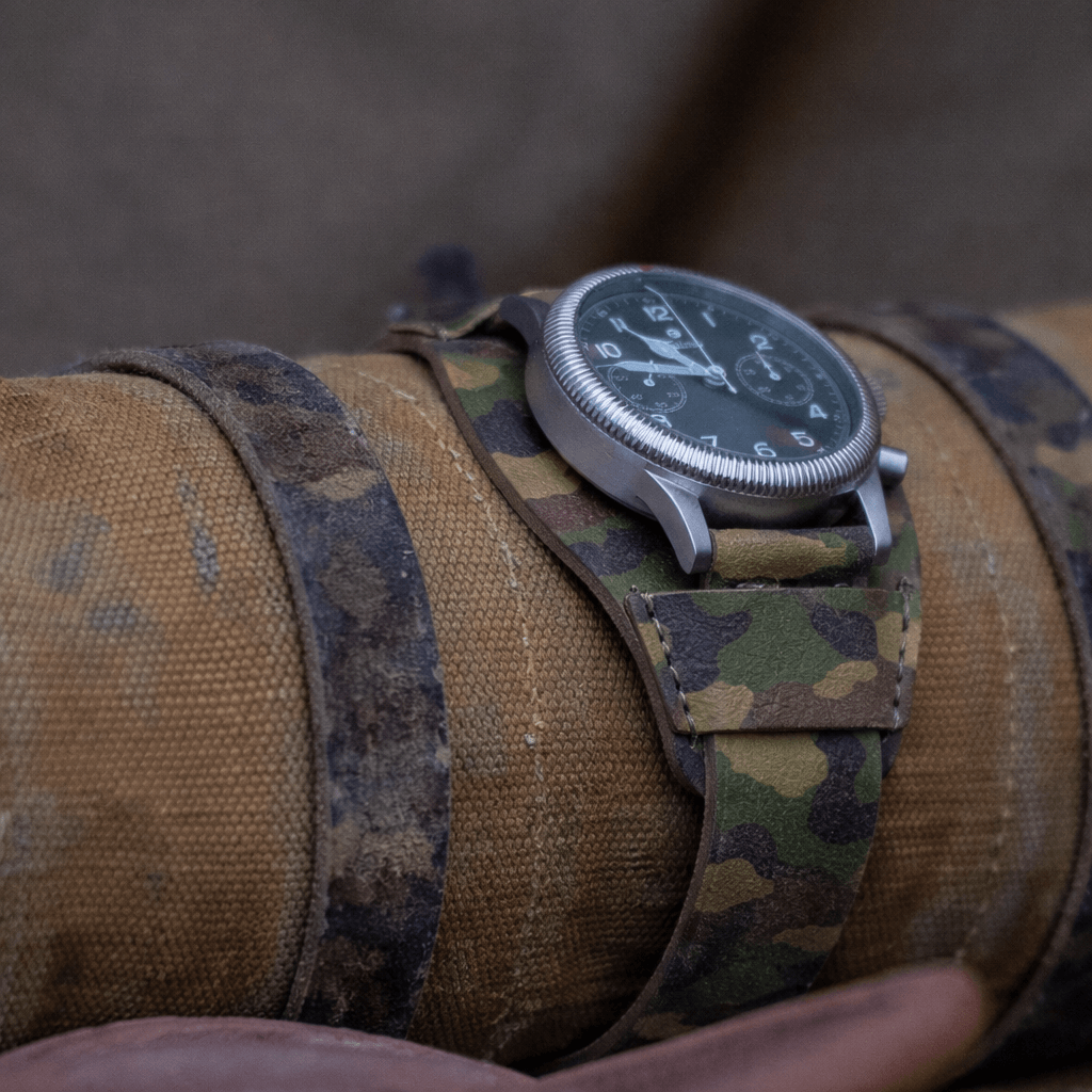 Armbanduhr mit Heritage – Unterlagenband im Camouflage Look aus vegetabil gegerbtem Rindleder auf braunem Hintergund