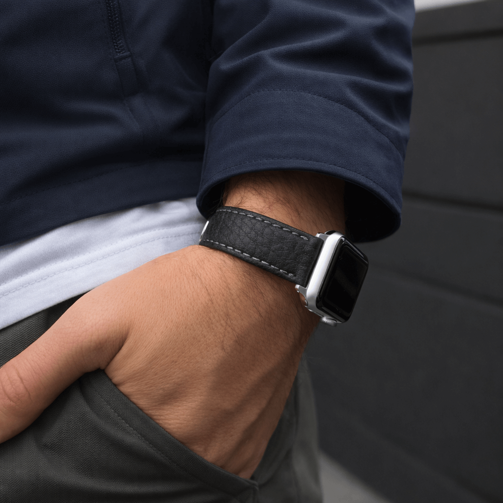 Apple Watch Stierlederarmband Torro Modern Schwarz getragen an einem Handgelenk, elegant und handgearbeitet aus spanischem Leder.