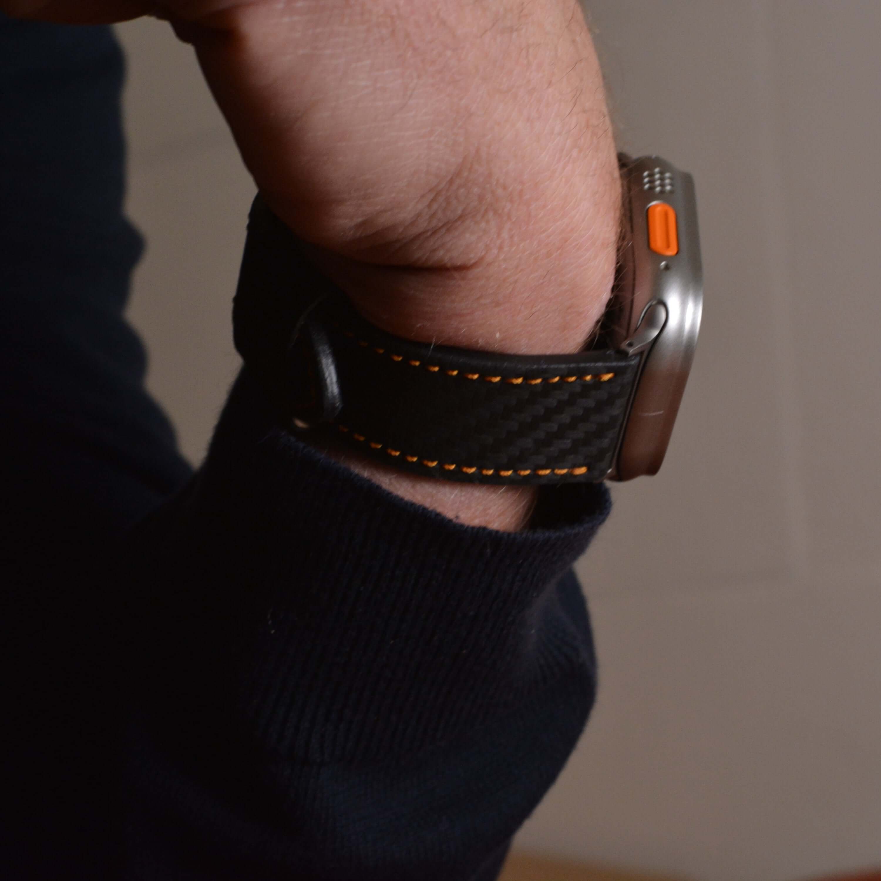 Bergwerk Carbon Orange – Apple Watch Band mit hochwertiger LederCarbon-Struktur, handgefertigt aus echtem Rindleder mit Carbon-Optik.