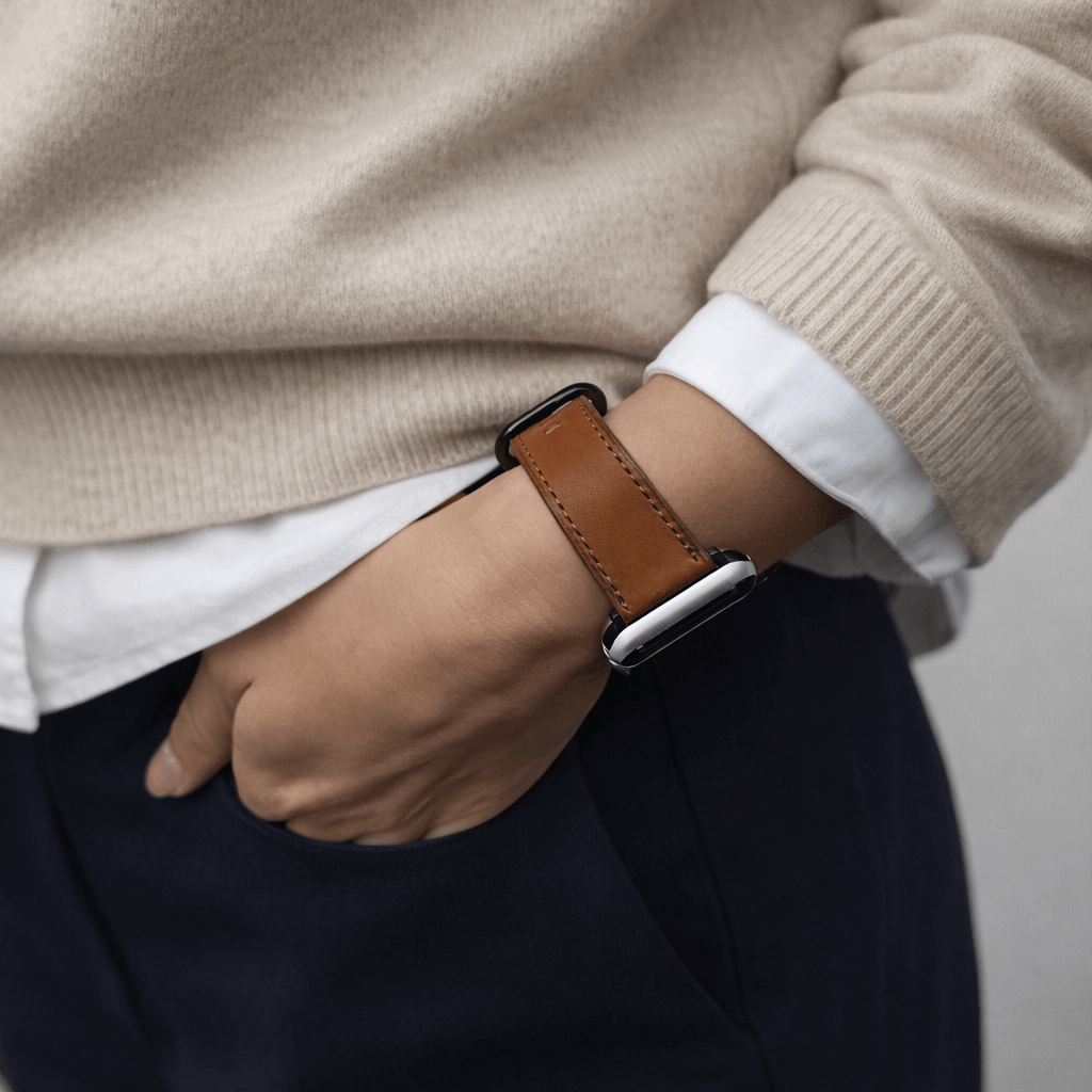 Sattelbraunes Apple Watch Armband Leder - Bidart am Handgelenk