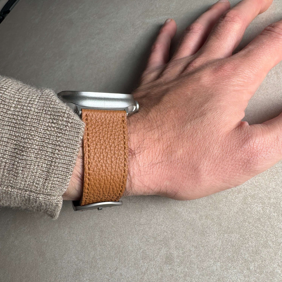 Hellbraunes Lederarmband für Apple Watch aus Togoleder am Handgelenk mit angenehmer Haptik.