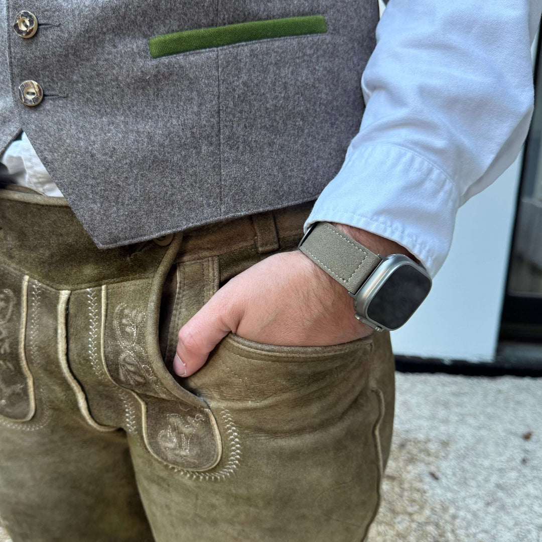 Beiges Apple Watch Ultra Lederhosen Armband – aus altsämisch gegerbtem Hirschleder, passend zu traditioneller Oktoberfest-Kleidung.