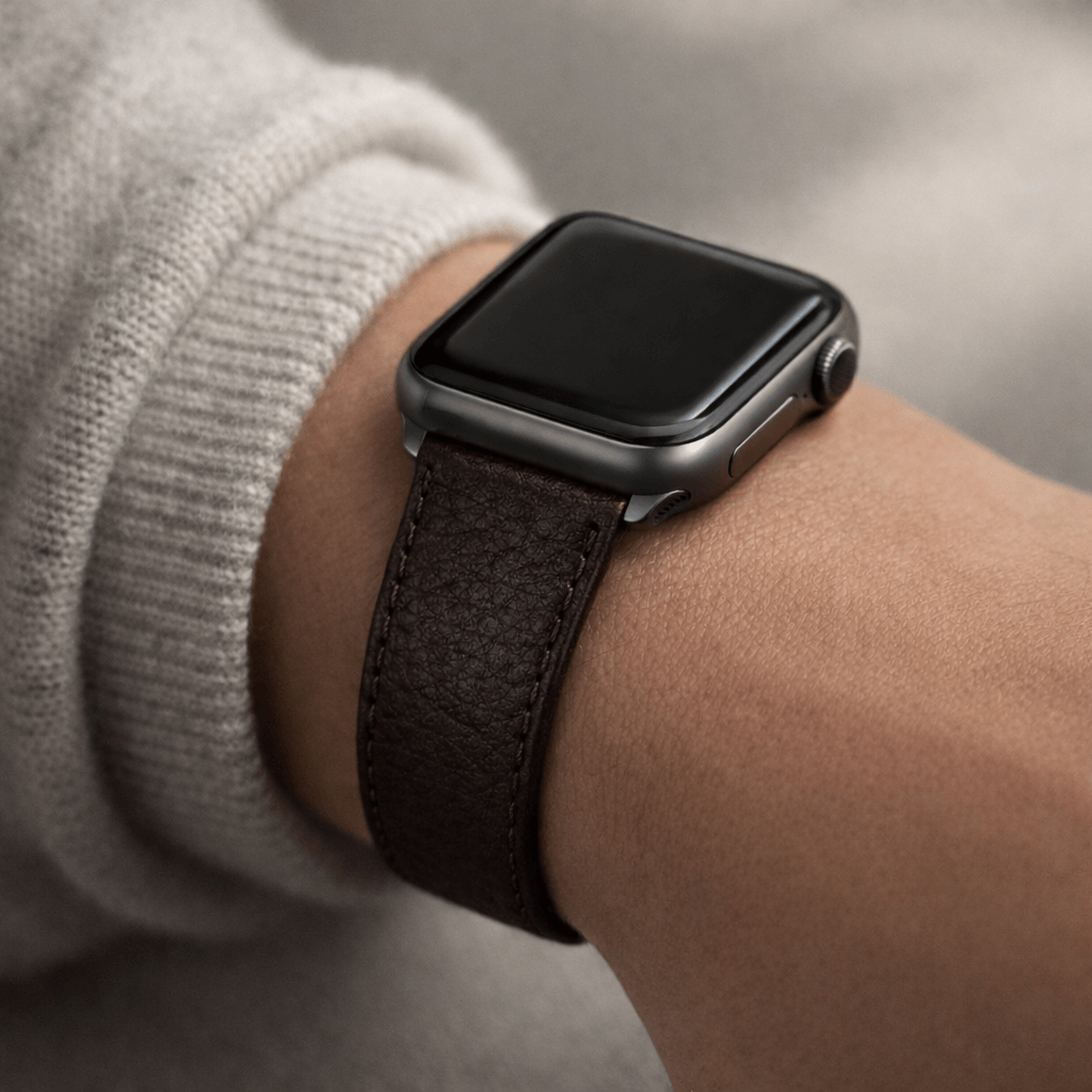 Uhrenarmband Apple Watch – Handgefertigtes Hirschleder, luxuriöses Lederband aus Italien an einer Apple Watch.