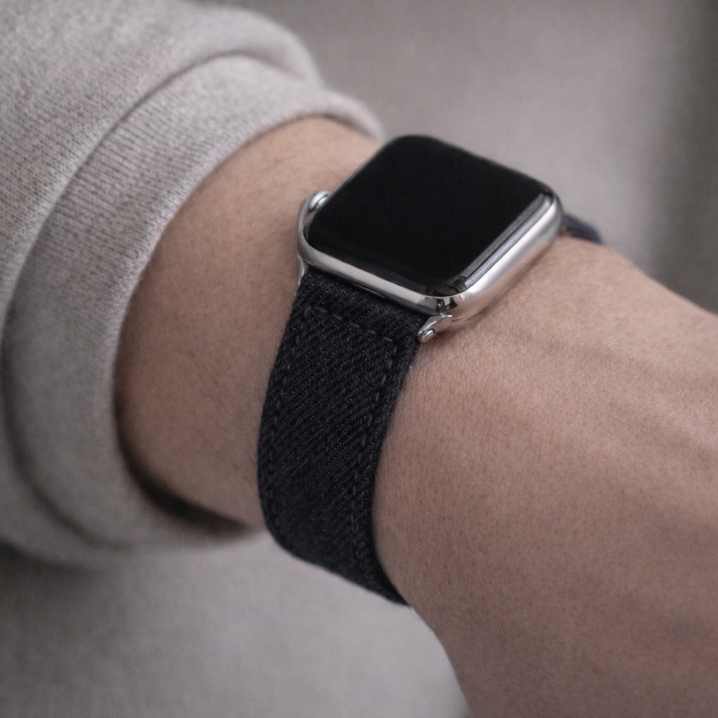 Schwarzes Apple Watch Armband Denim – Handgefertigt in Deutschland auf einem Handgelenk abgebildet.