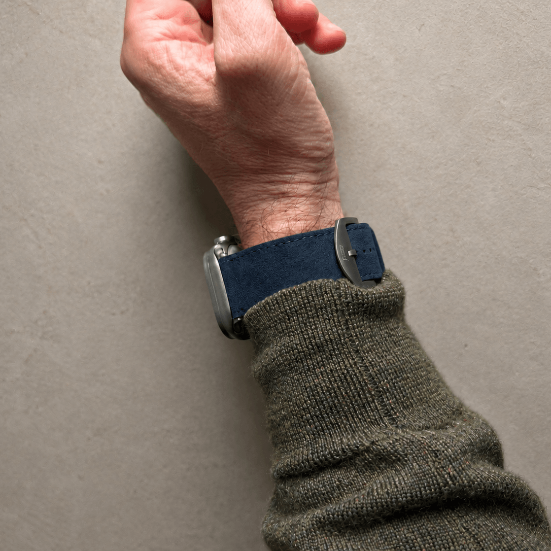 Hochwertiges Apple Watch Armband Luxus, Alcantara – Apple Watch Armband in Blau am Handgelenk getragen.