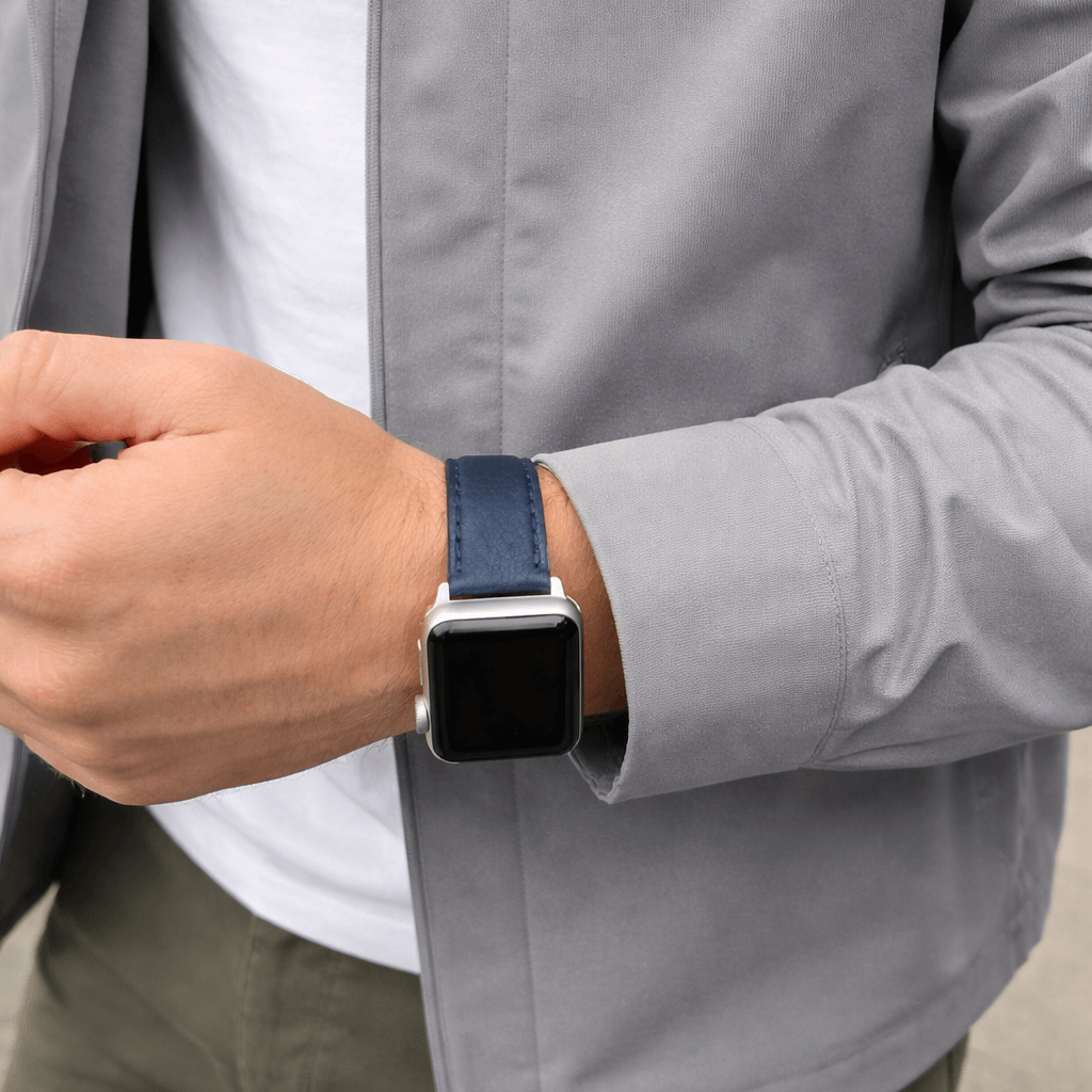 Stylisches Apple Watch Stierlederarmband Torro Blau am Handgelenk, gefertigt aus spanischem Stiernackenleder für langlebigen Stil.