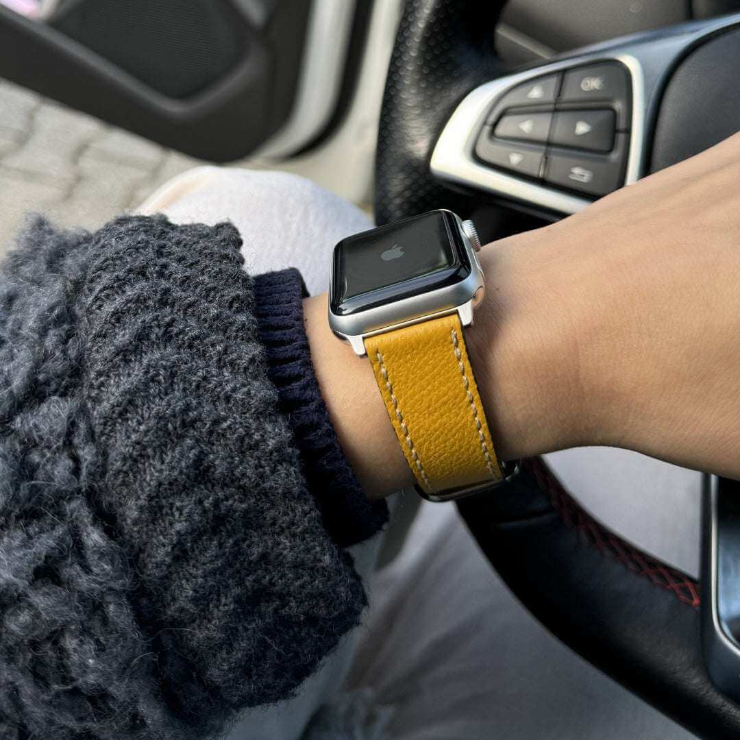 gelbes-epsom-leder-apple-watch-armband-schraegansicht-handgelenk