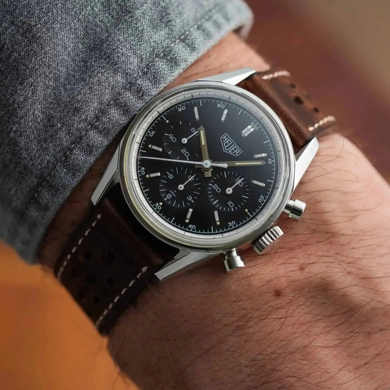 Rallye Uhrenarmband Aus Dublin Leder an klassischer Motorsportuhr, aus Horween Rindleder, stilvoll und langlebig.