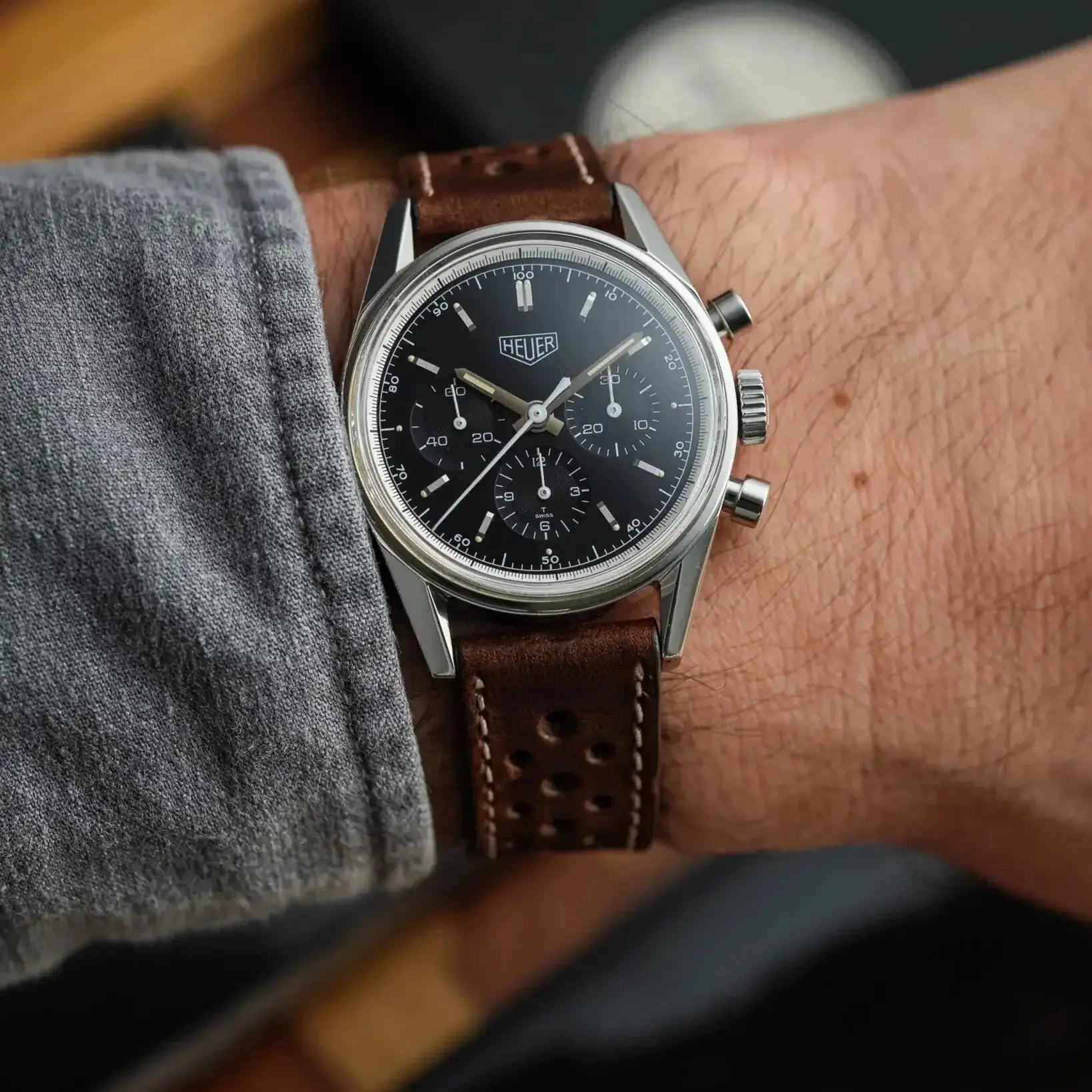Rallye Uhrenarmband Aus Dublin Leder an einer vintage Uhr mit schwarzem Zifferblatt, aus hochwertigem Horween Dublin Rindleder, handgefertigt.