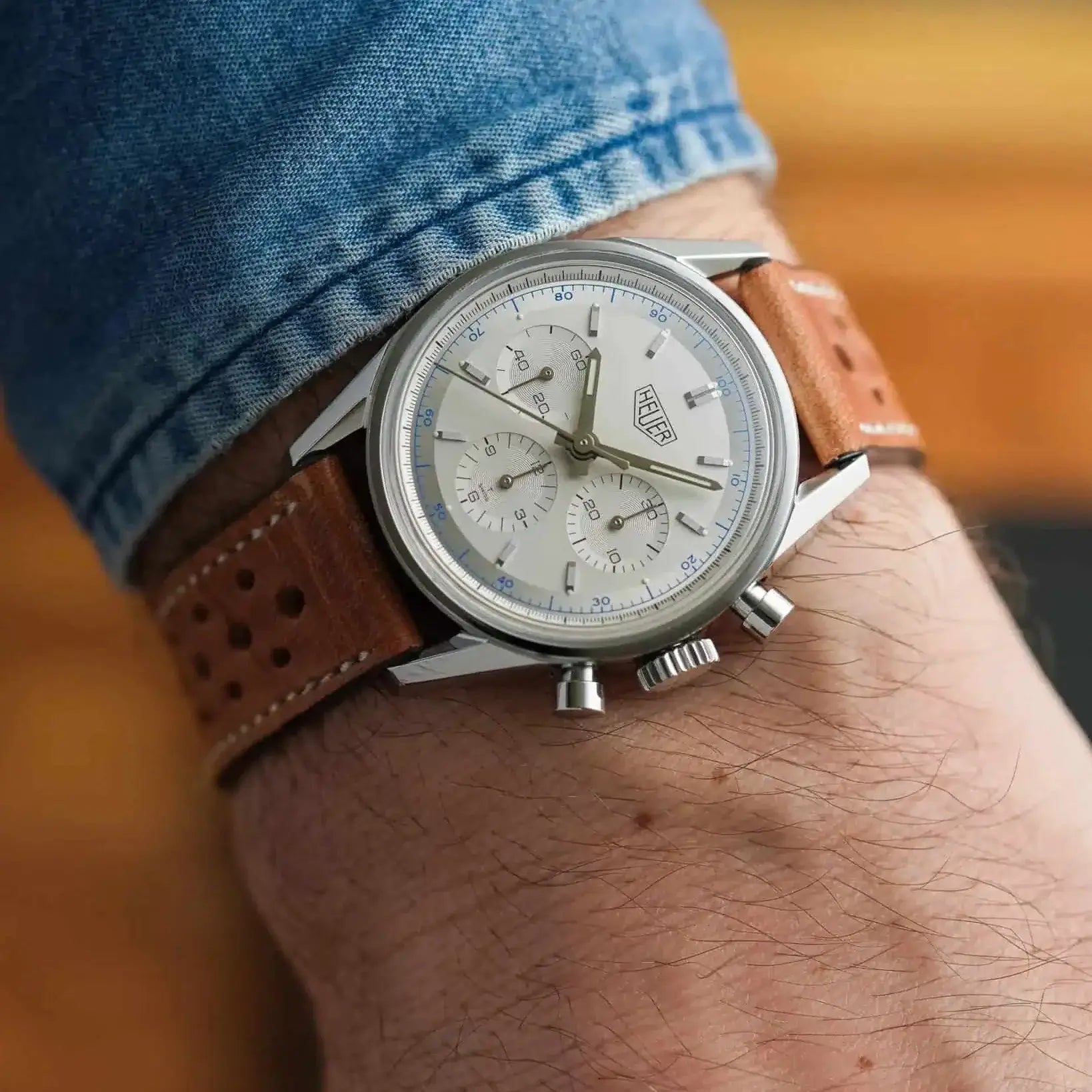 Rallye Uhrenarmband Aus Dublin Leder am Handgelenk, gefertigt aus Horween Dublin Rindleder, bekannt für Kraft und Haltbarkeit.