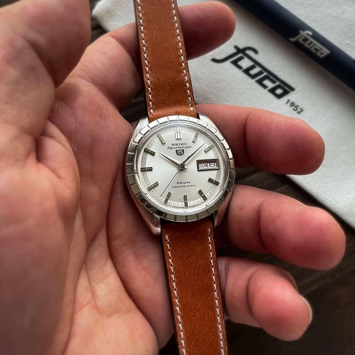 Hellbraunes Horween Dublin Leder Uhrenarmband an Seiko Sportsmatic – Detailaufnahme der Seiko Sportsmatic Uhr mit strapazierfähigem, hellbraunem Horween Dublin Lederarmband, das der Uhr eine elegante und sportliche Ausstrahlung verleiht