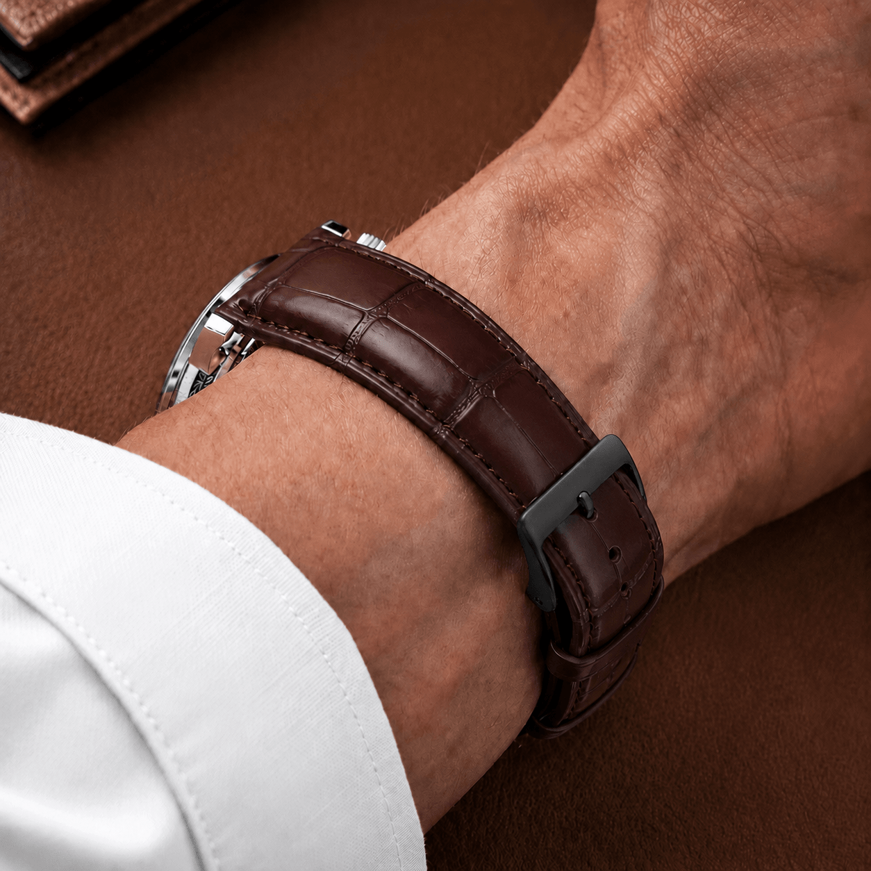 Full-Cut Alligator-Lederarmband – Limited Edition Full Cut in braun am Handgelenk