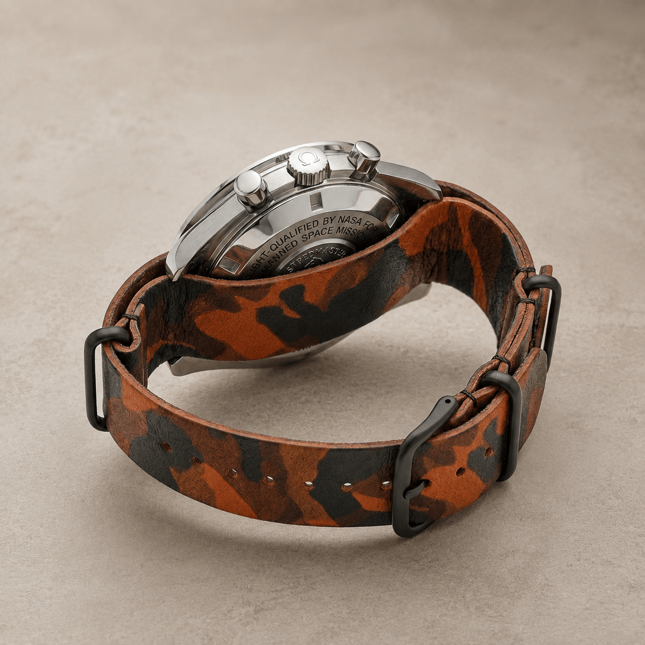 Military – Field Uhrenarmband im Camouflage Look – Detailaufnahme des Rindlederarmbands mit Camouflage-Muster