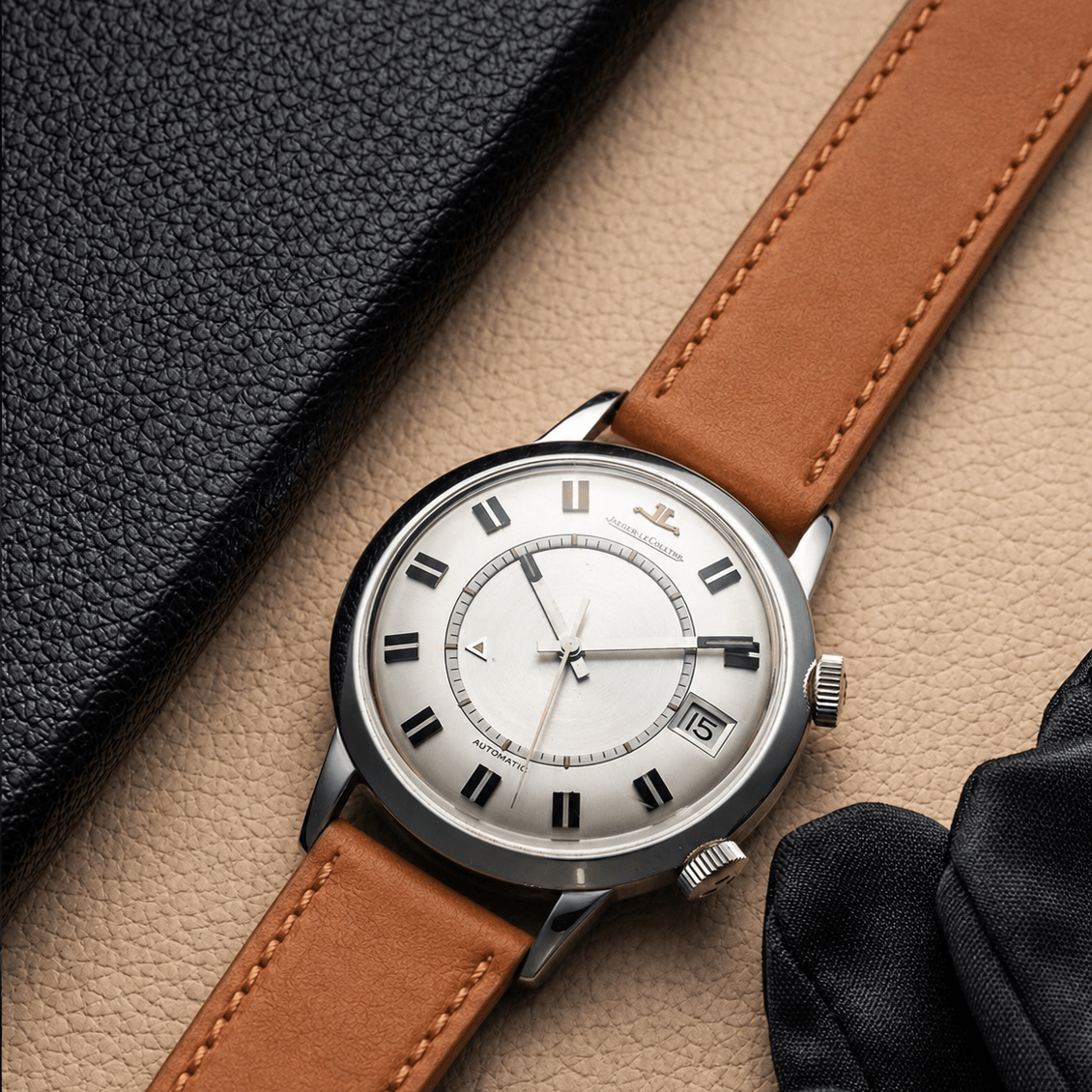 Swift – Uhrenarmband aus italienischem Swift Leder in der Nahaufnahme mit elegantem Zifferblatt und Lederhintergrund.