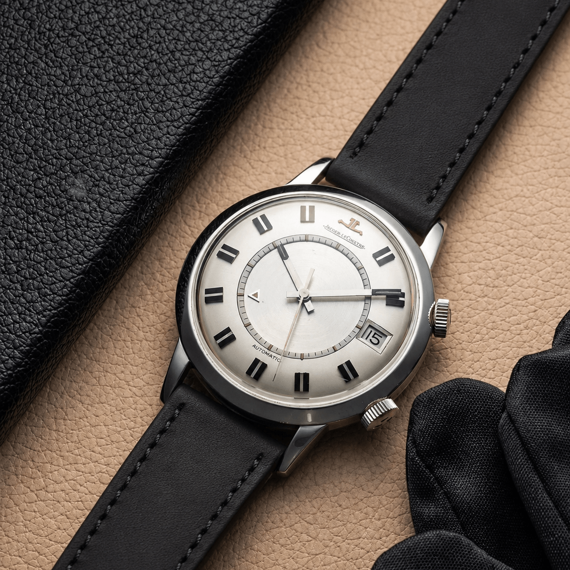 Swift – Uhrenarmband aus italienischem Swift Leder mit eleganter Uhr auf hellem Hintergrund.