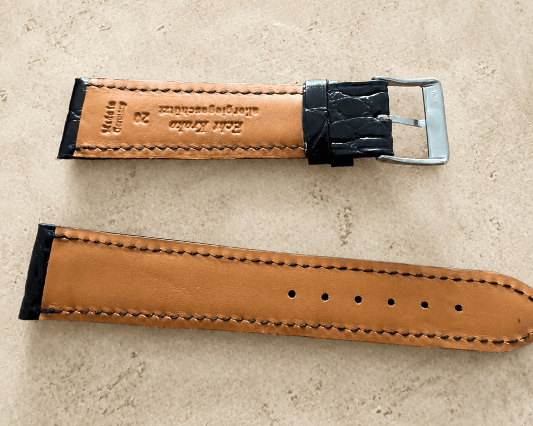 Shiny – Uhrenarmband aus glänzendem Kaimanleder, aus Kaimanleder mit markanter Schuppenstruktur und elegantem Glanz.