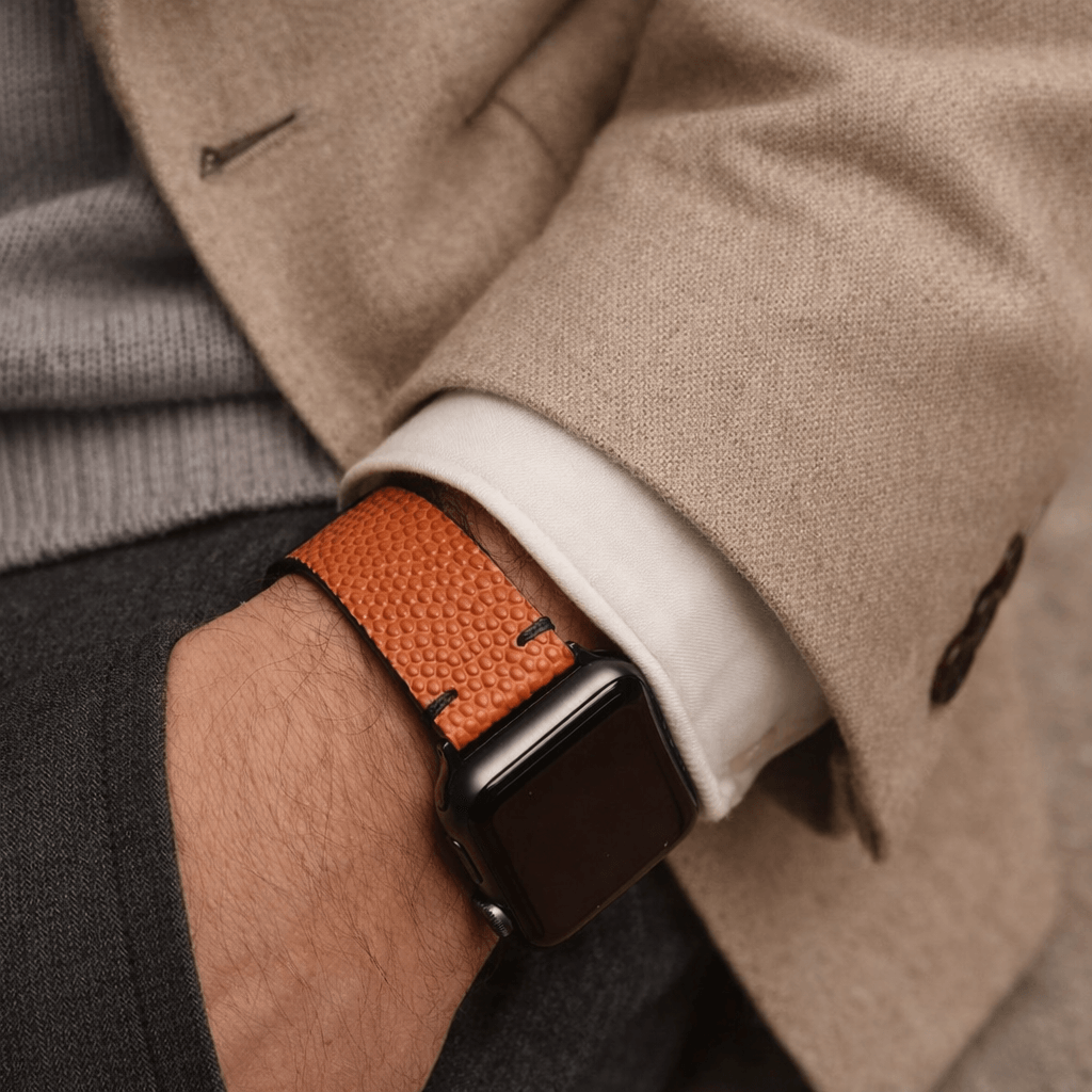 Herrenarmbanduhr mit Armband aus Courtside – Handgefertigt aus original Horween Basketballleder, inspiriert vom amerikanischen Lederhandwerk.